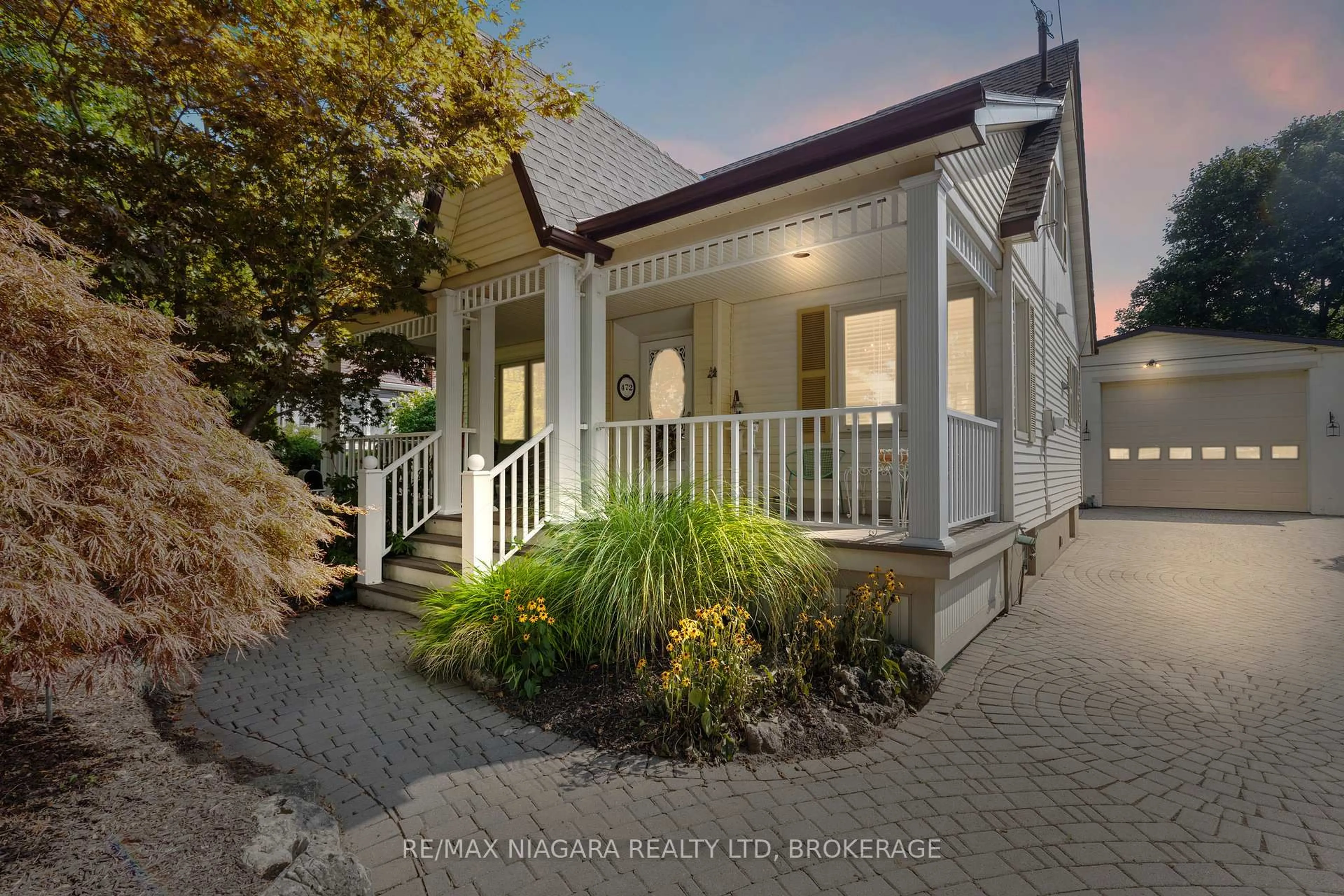 A pic from outside/outdoor area/front of a property/back of a property/a pic from drone, street for 472 Geneva St, St. Catharines Ontario L2N 2H5