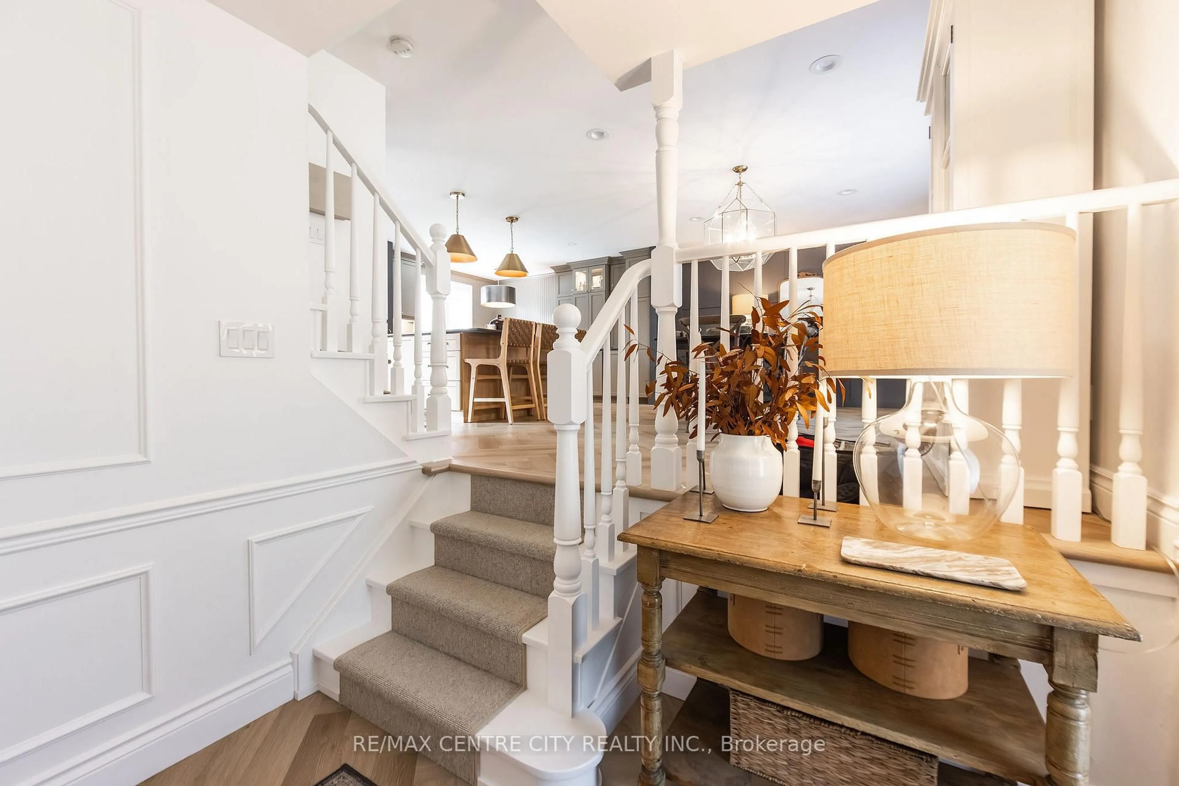 Indoor entryway for 144 Springfield Cres, London South Ontario N6K 2T6