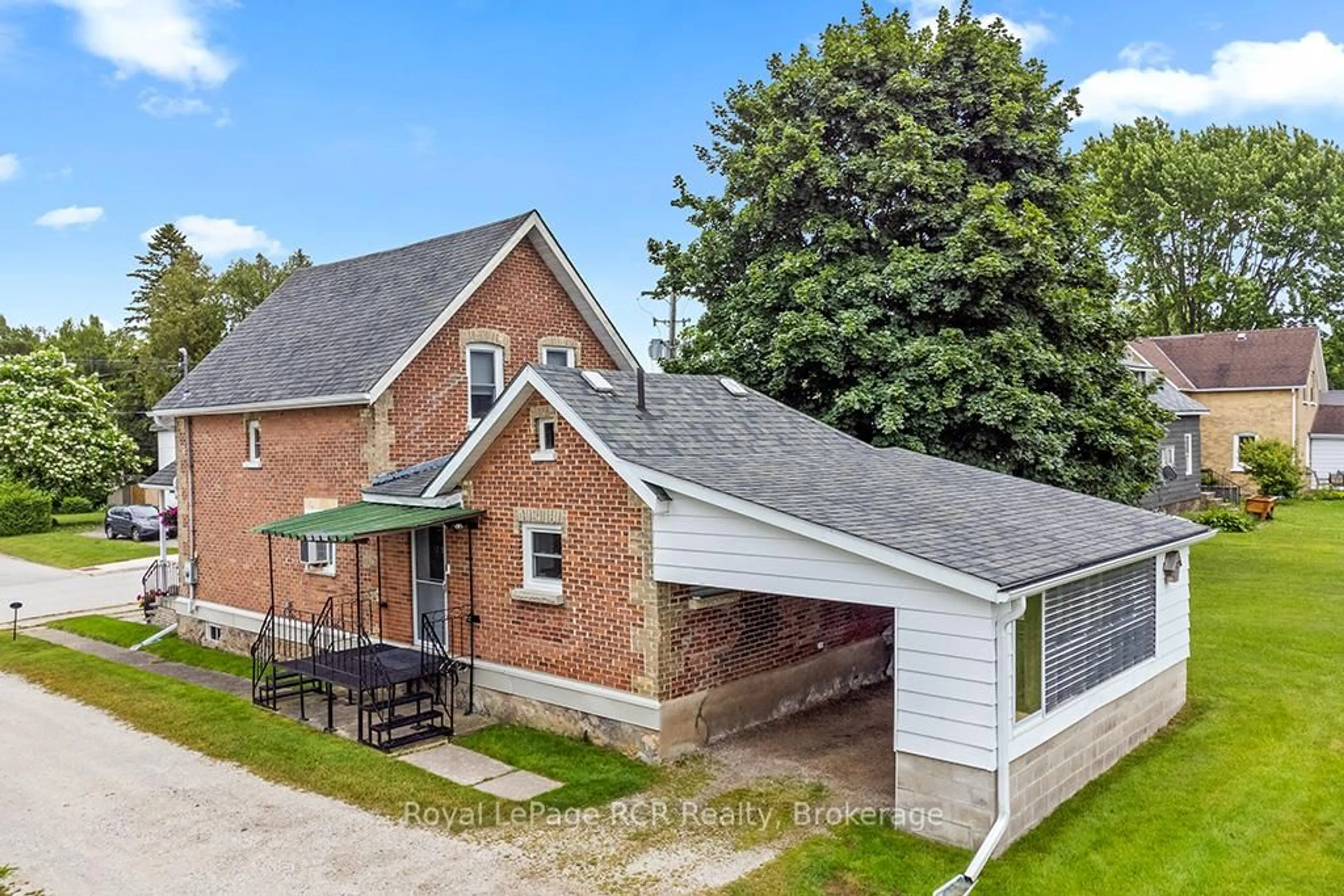 A pic from outside/outdoor area/front of a property/back of a property/a pic from drone, building for 524 Scott St, South Bruce Peninsula Ontario N0H 2T0