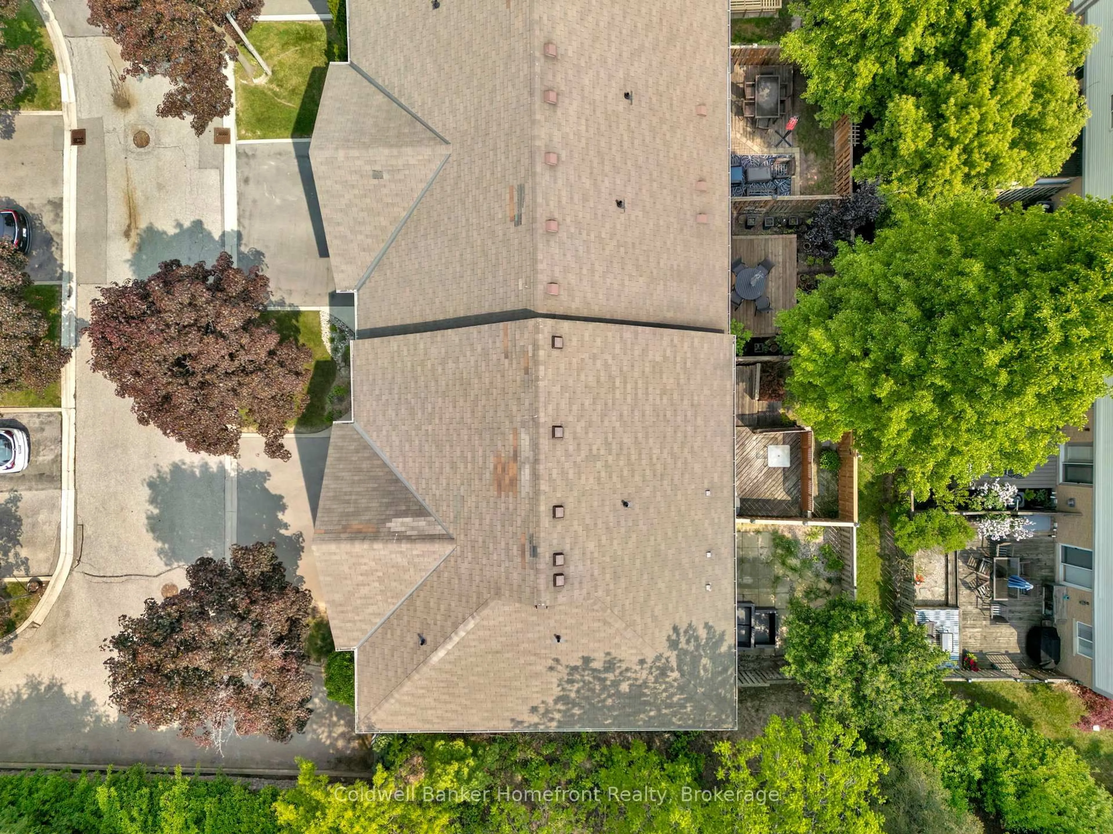 A pic from outside/outdoor area/front of a property/back of a property/a pic from drone, city buildings view from balcony for 31 Moss Blvd #26, Hamilton Ontario L9H 7A6
