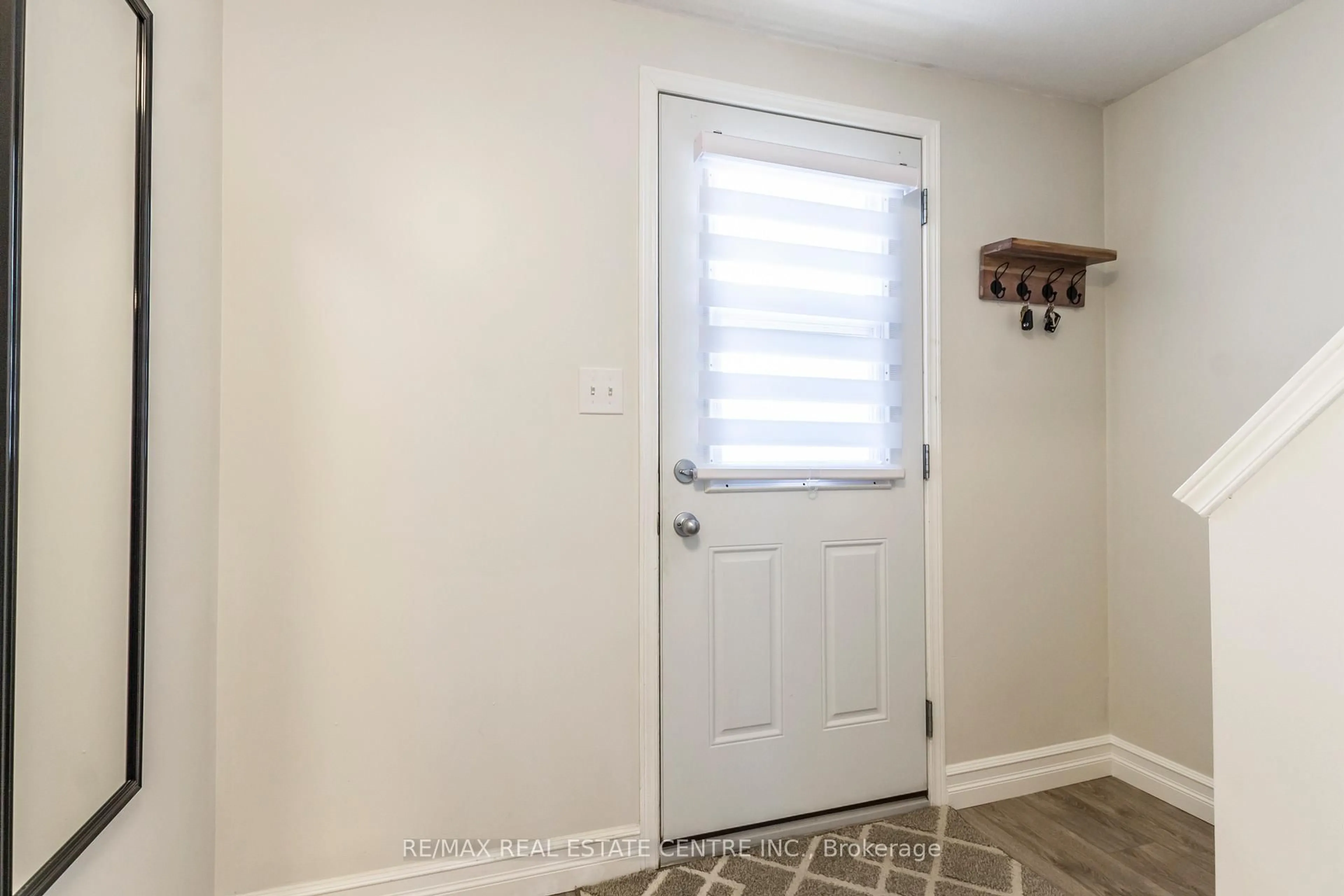 Indoor entryway for 171 Prosperity Dr, Kitchener Ontario N2E 4E5