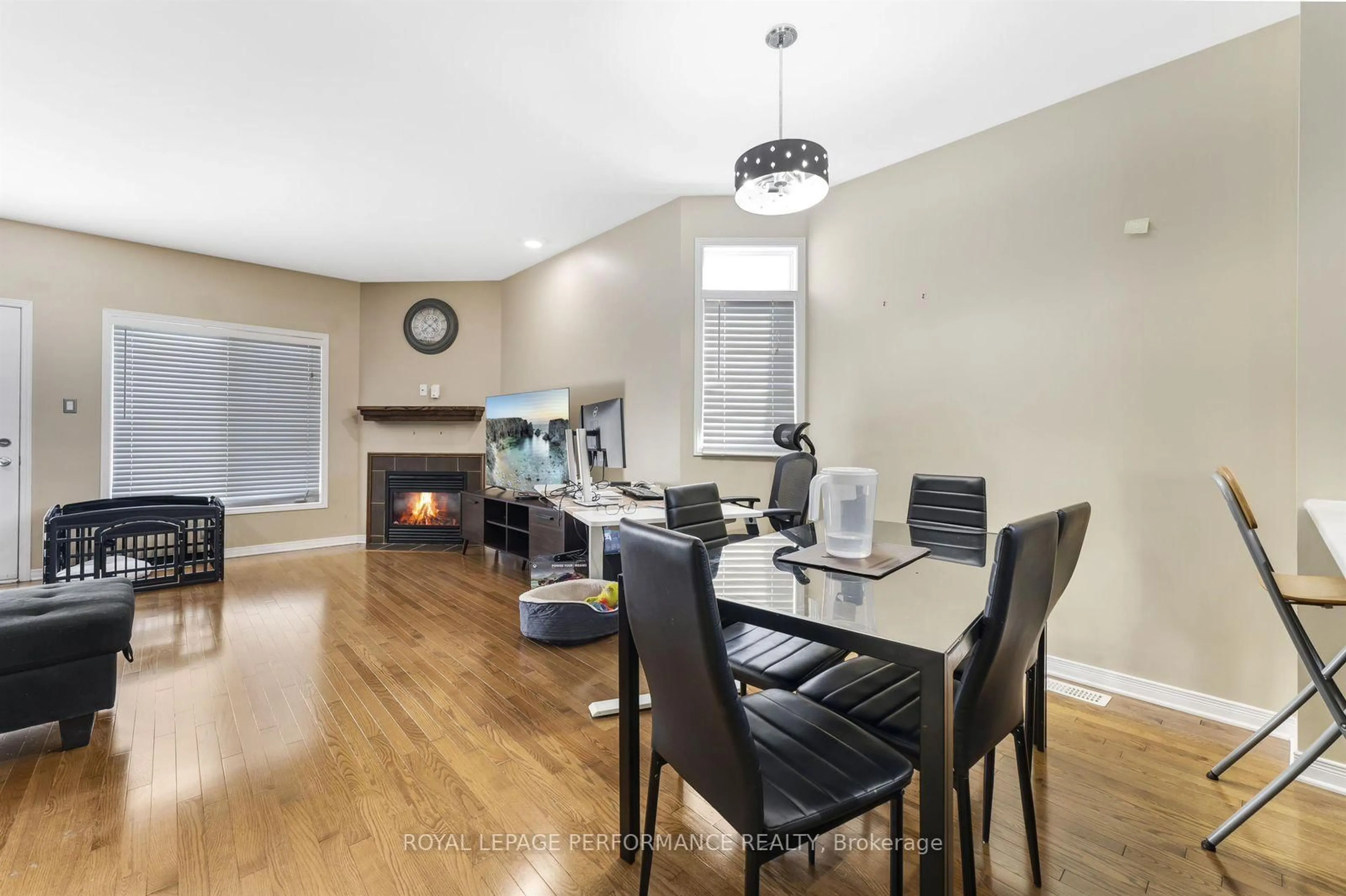 Dining room, wood/laminate floor for 961 Cummings Ave, Ottawa Ontario K1J 7R9