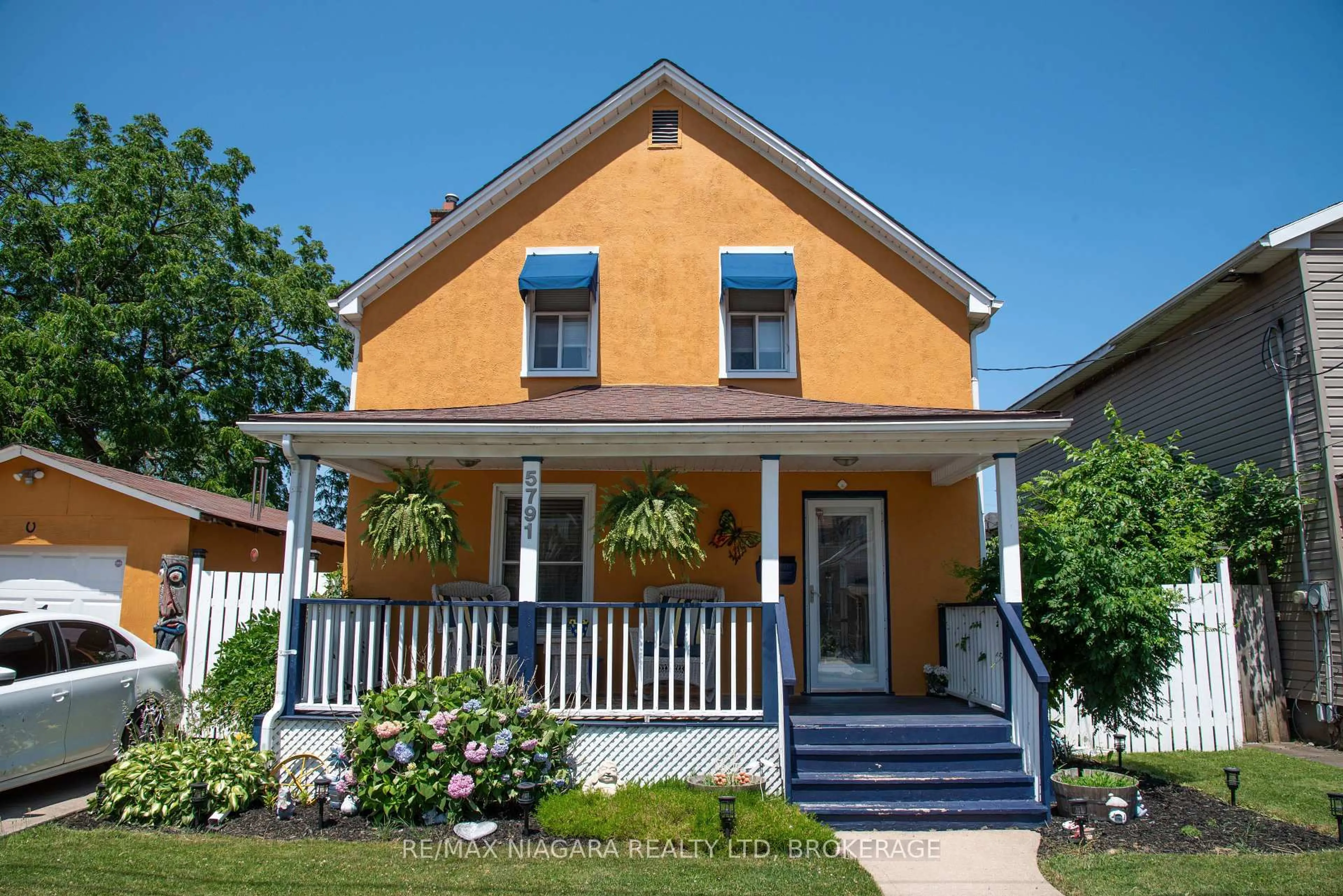 Home with vinyl exterior material, street for 5791 Emery St, Niagara Falls Ontario L2G 1L8