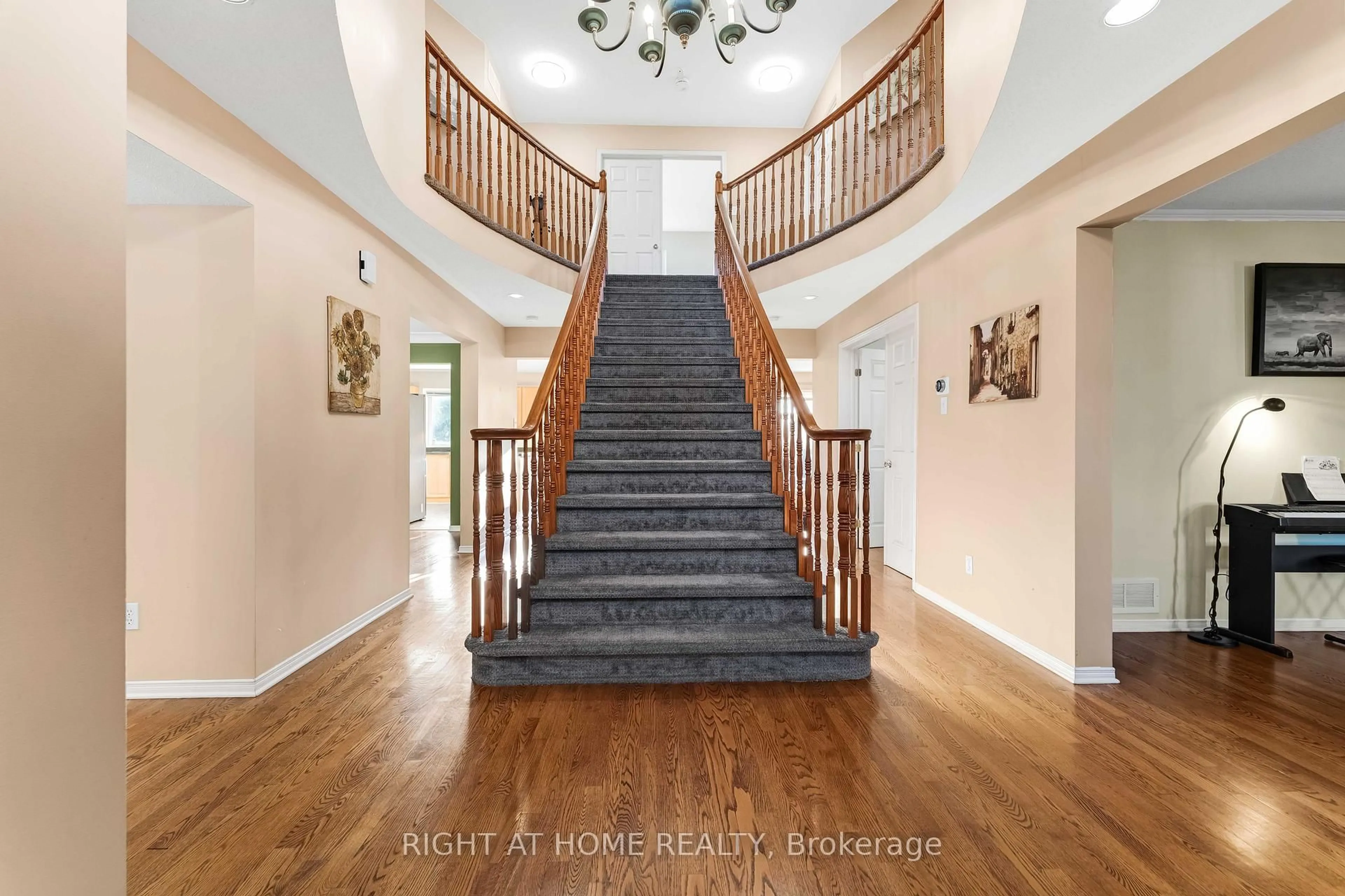Indoor foyer for 6196 Ravine Way, Orleans Ontario K1C 2W4