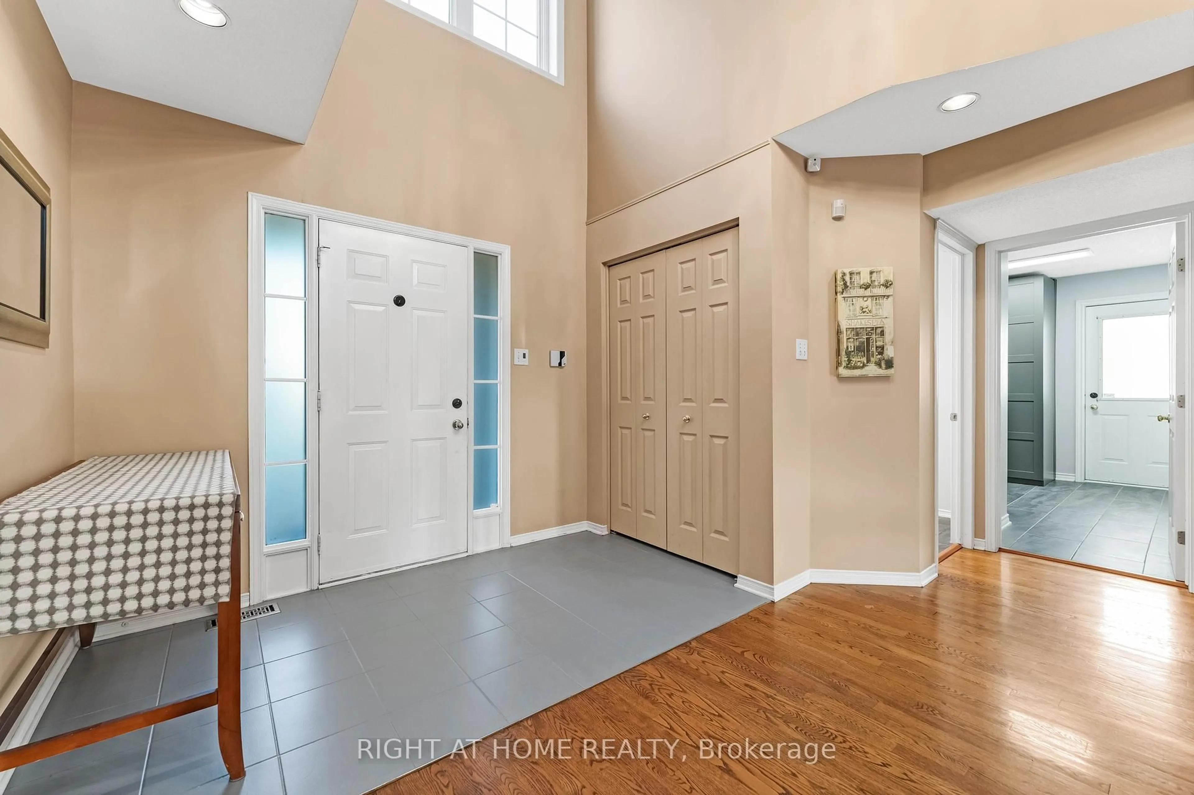 Indoor entryway for 6196 Ravine Way, Orleans Ontario K1C 2W4