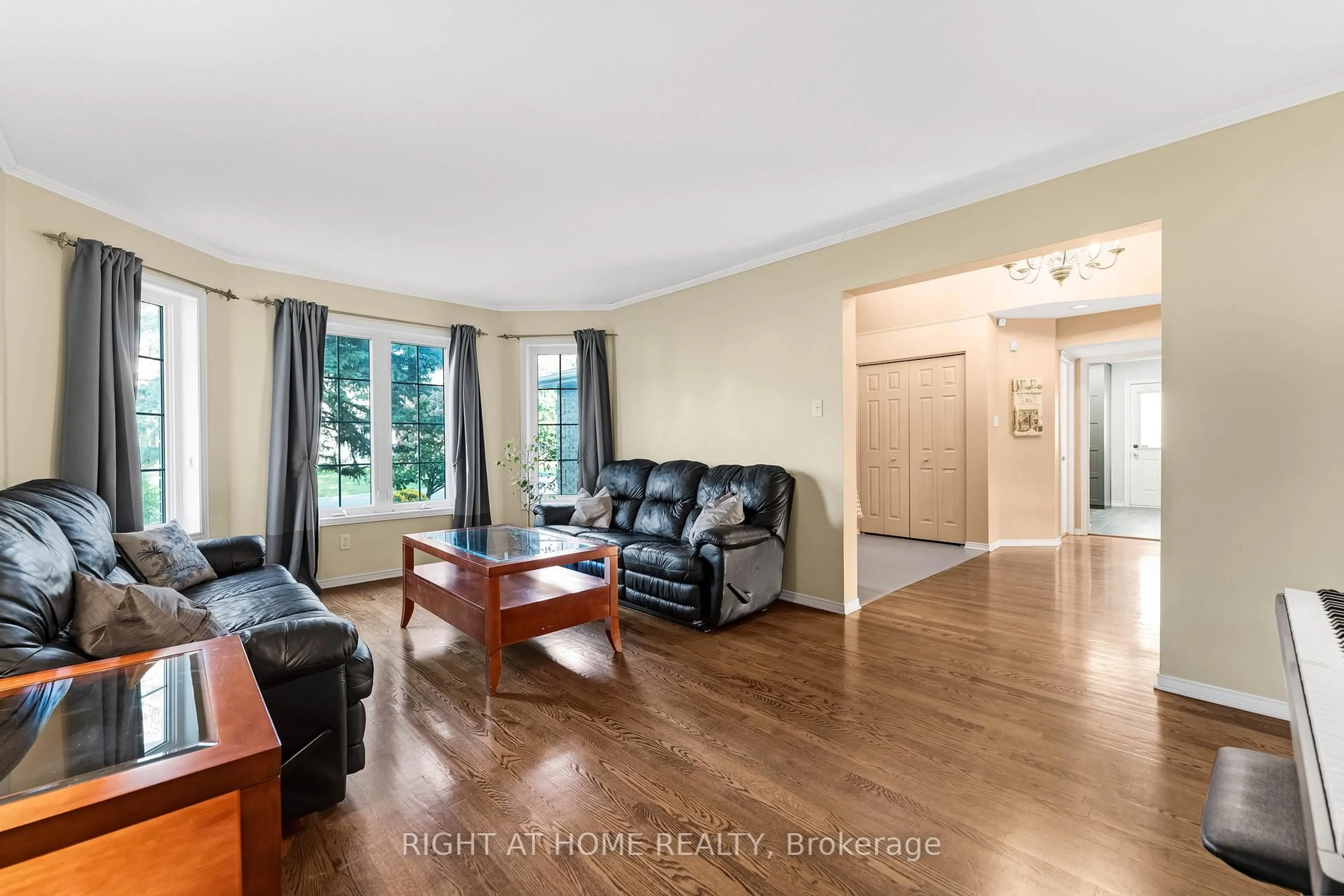 Living room with furniture, unknown for 6196 Ravine Way, Orleans Ontario K1C 2W4