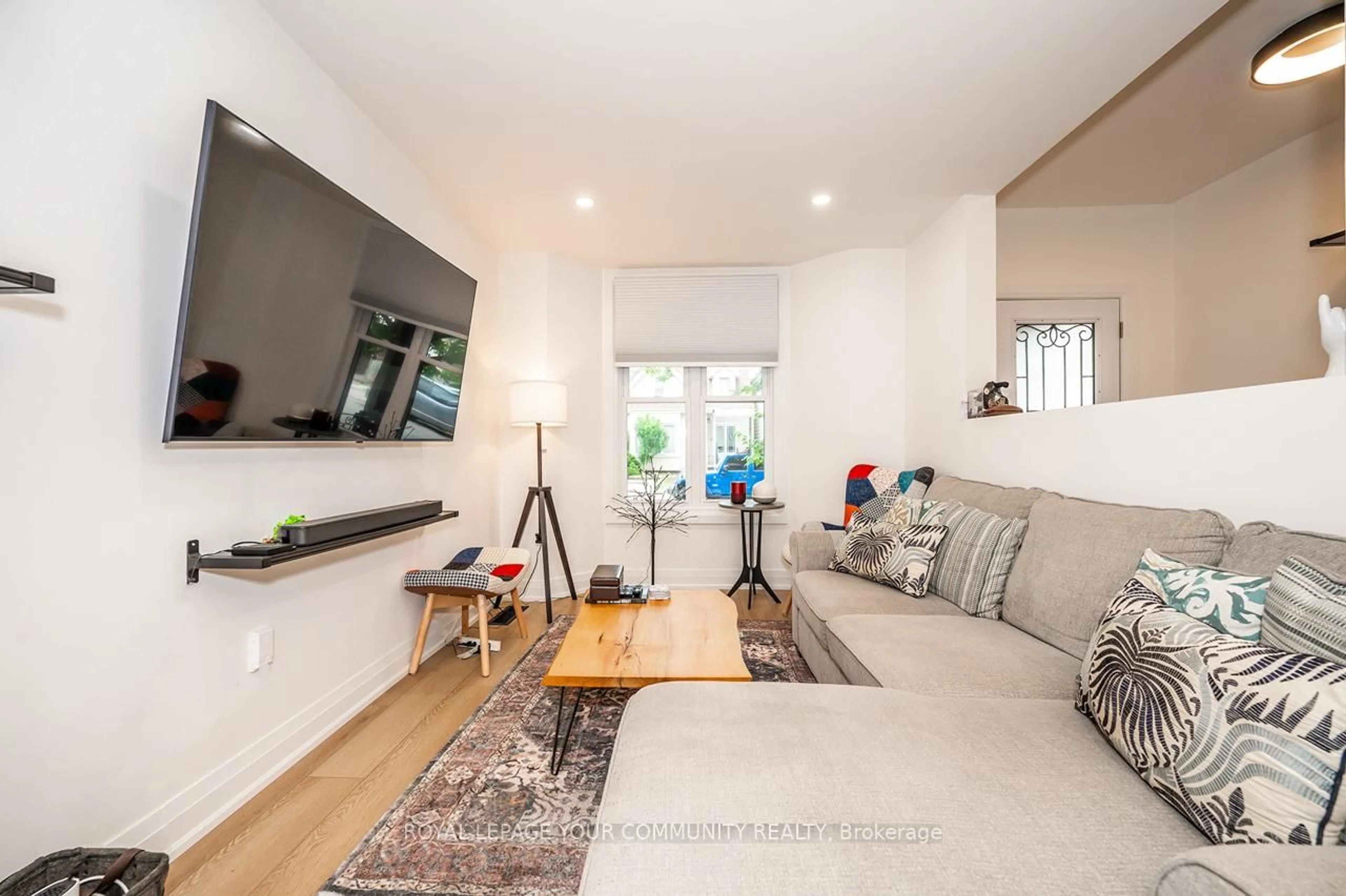 Living room with furniture, unknown for 75 Lorne Ave, Hamilton Ontario L8M 2X7