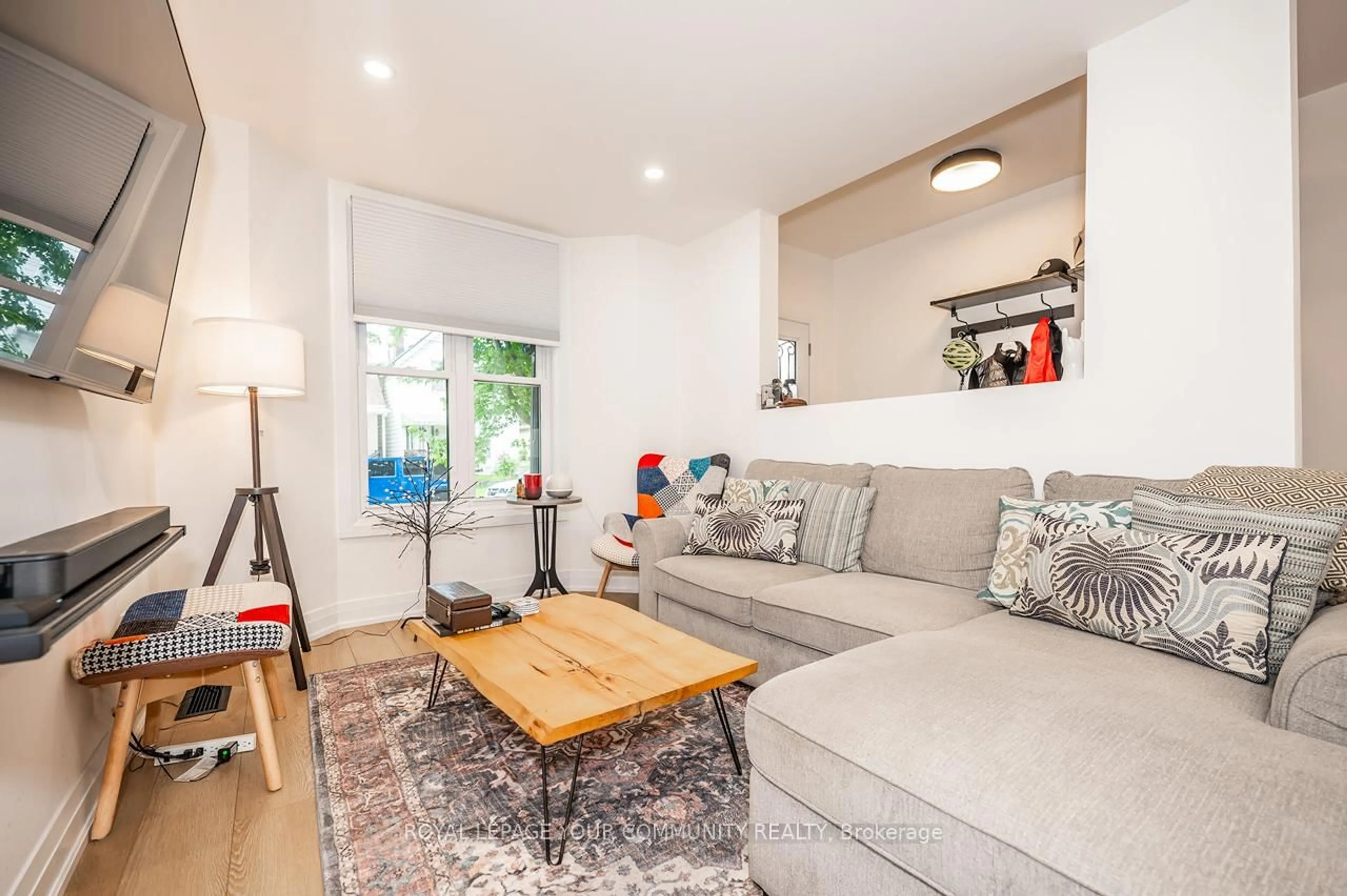 Living room with furniture, wood/laminate floor for 75 Lorne Ave, Hamilton Ontario L8M 2X7