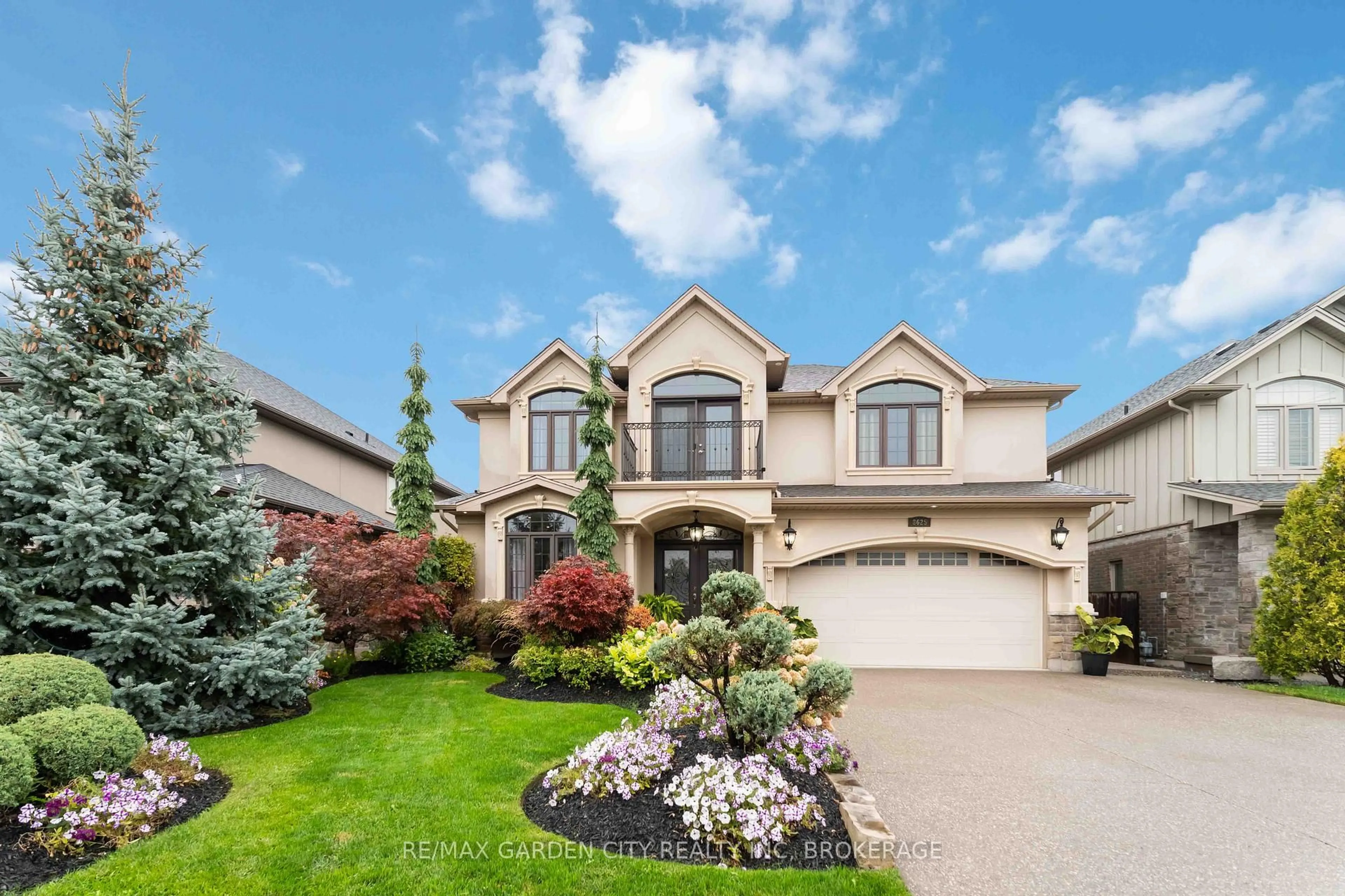 Home with vinyl exterior material, street for 8625 Angie Dr, Niagara Falls Ontario L2H 3W8