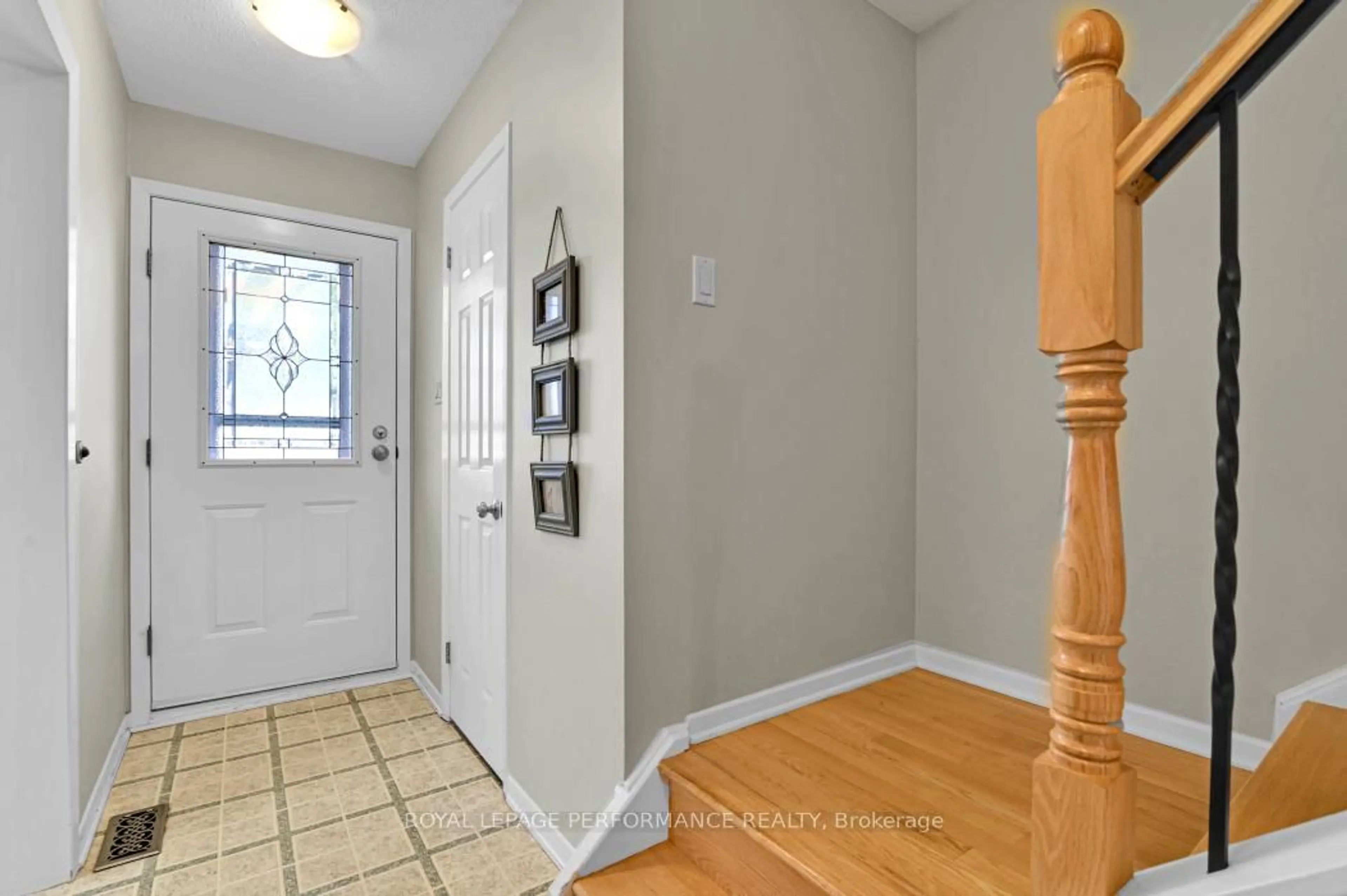 Indoor entryway for 6252 Paddler Way, Ottawa Ontario K1C 2E7