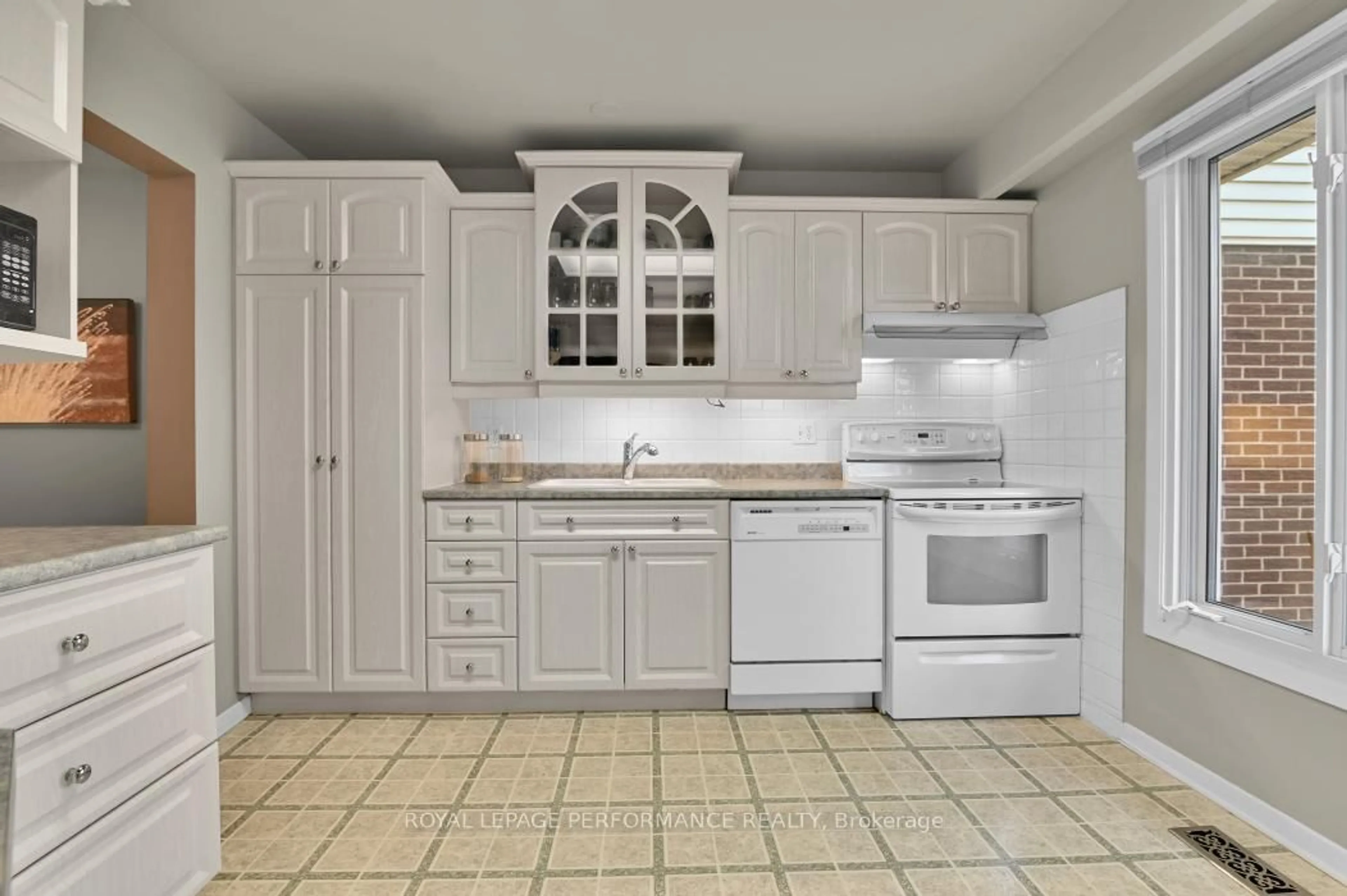 Standard kitchen, ceramic/tile floor for 6252 Paddler Way, Ottawa Ontario K1C 2E7