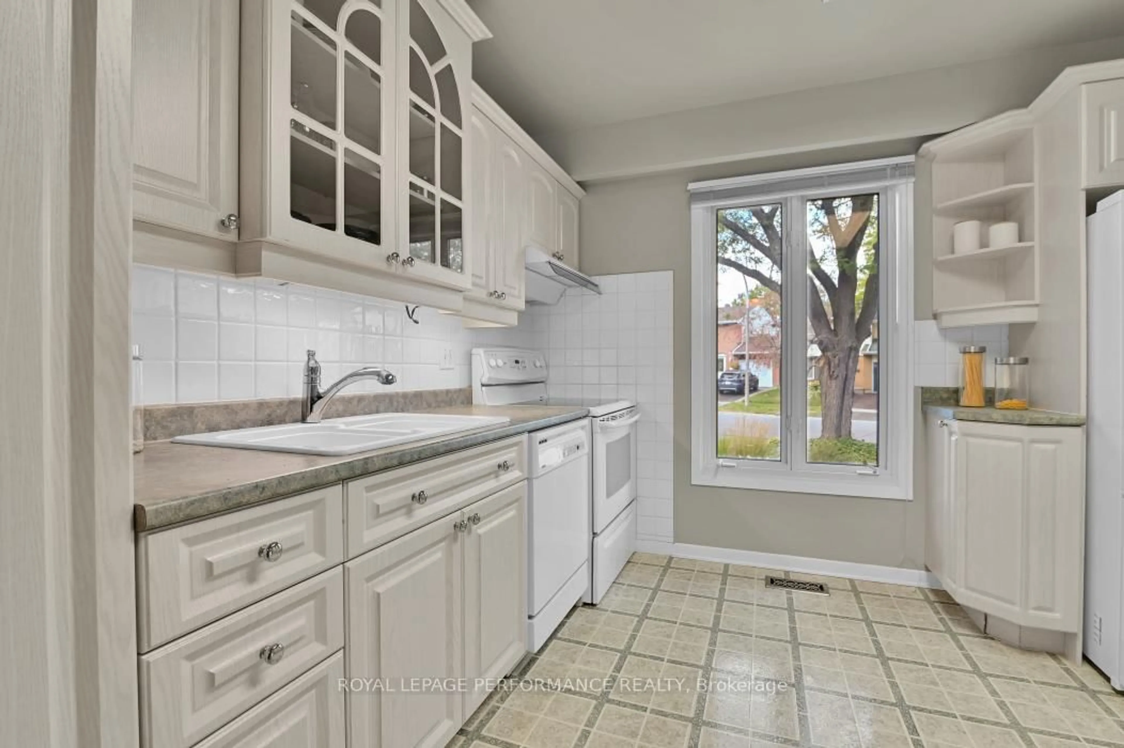 Standard kitchen, ceramic/tile floor for 6252 Paddler Way, Ottawa Ontario K1C 2E7
