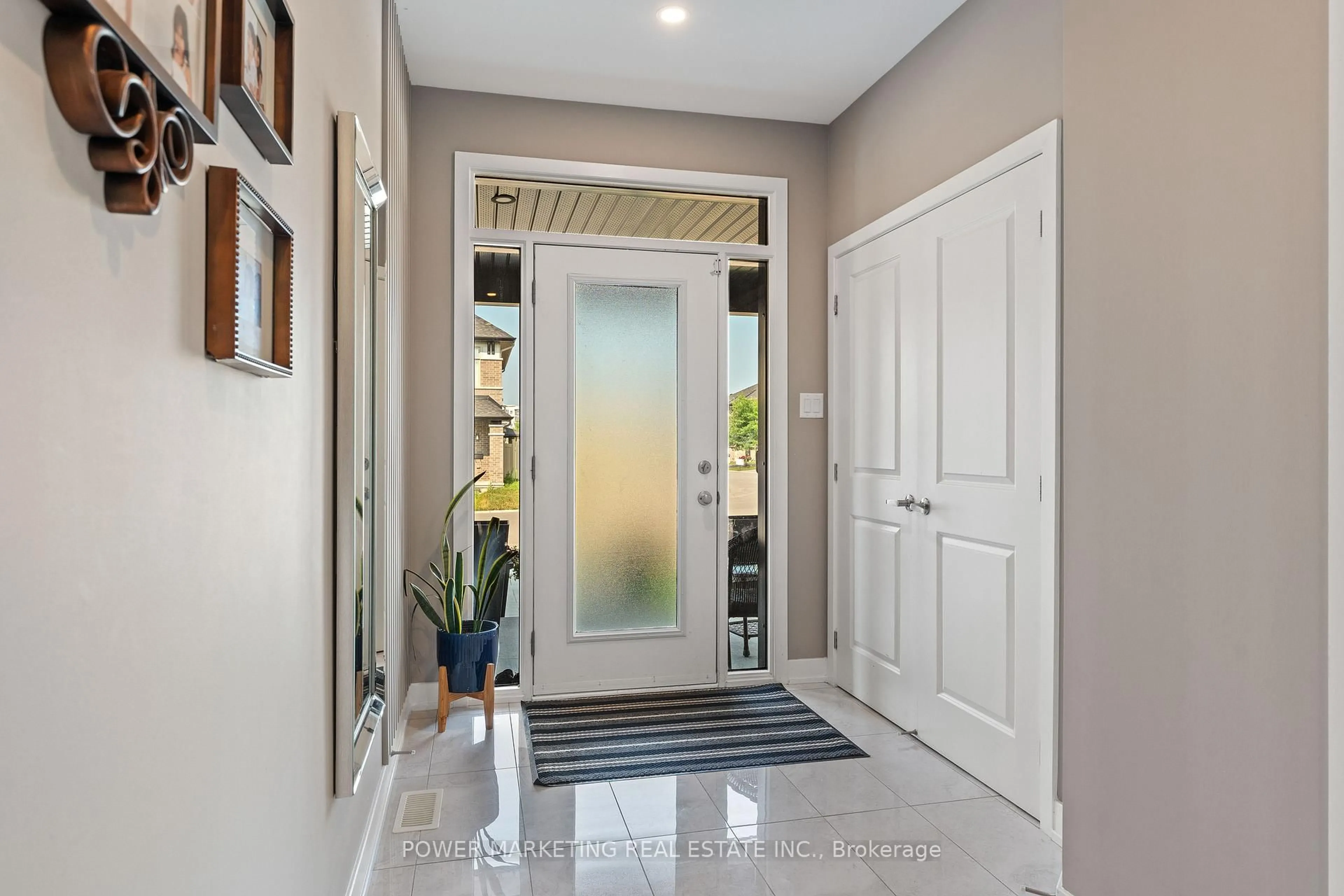 Indoor entryway for 74 Finsbury Ave, Ottawa Ontario K2S 2N8