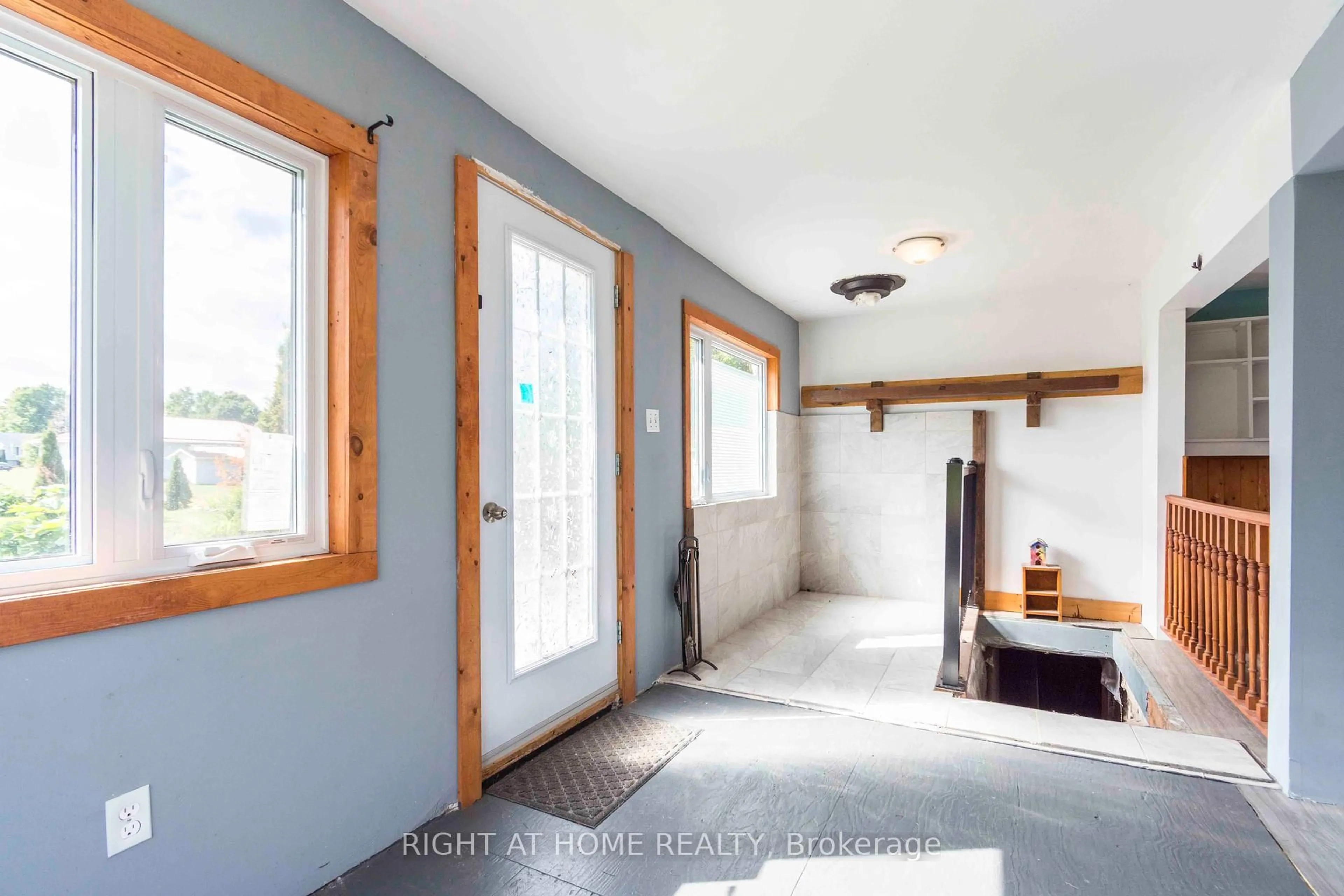 Indoor entryway for 7 Pitts Landing Rd, Madoc Ontario K0K 2K0