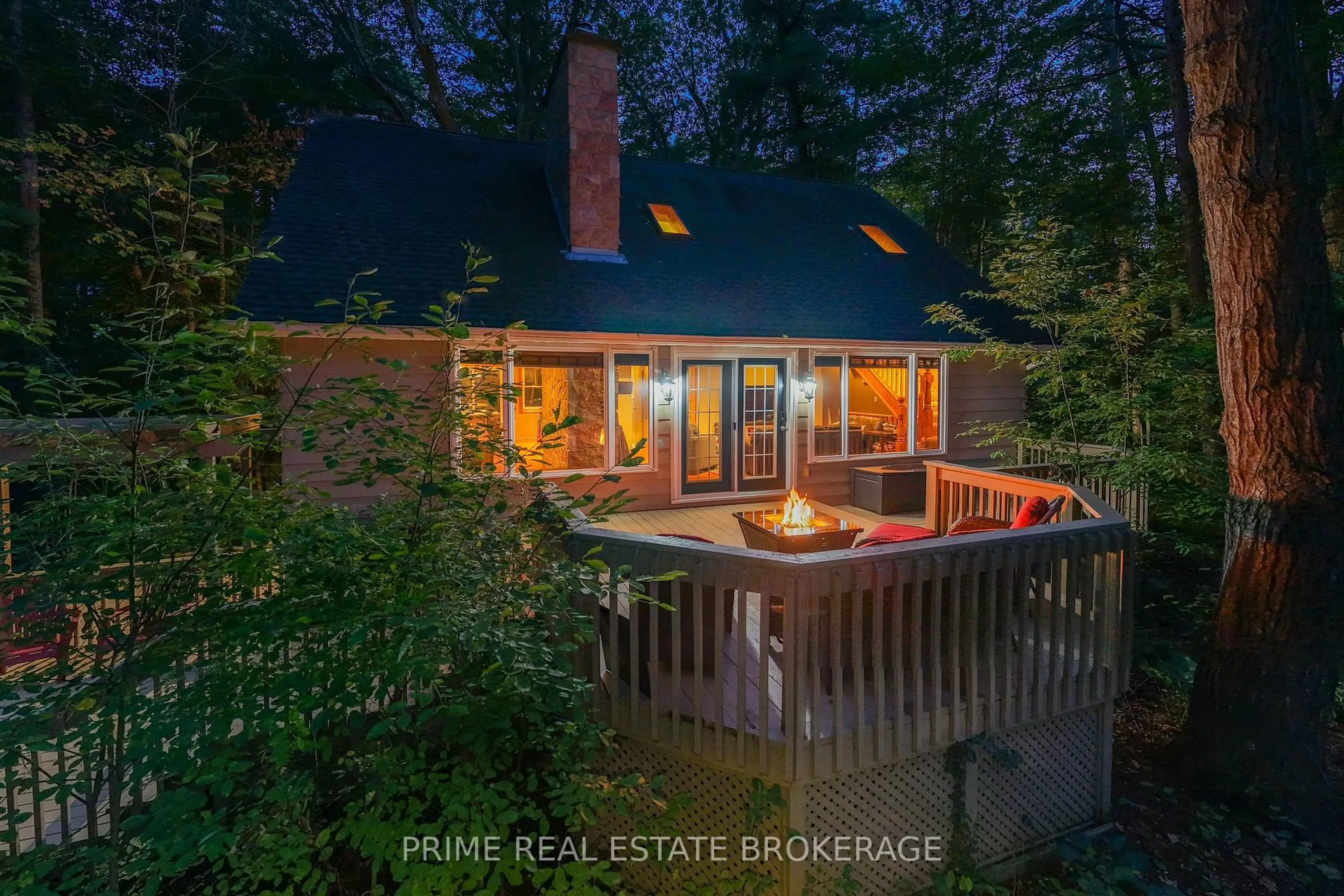 A pic from outside/outdoor area/front of a property/back of a property/a pic from drone, water/lake/river/ocean view for 10257 Woodpark Crt, Lambton Shores Ontario N0M 1T0