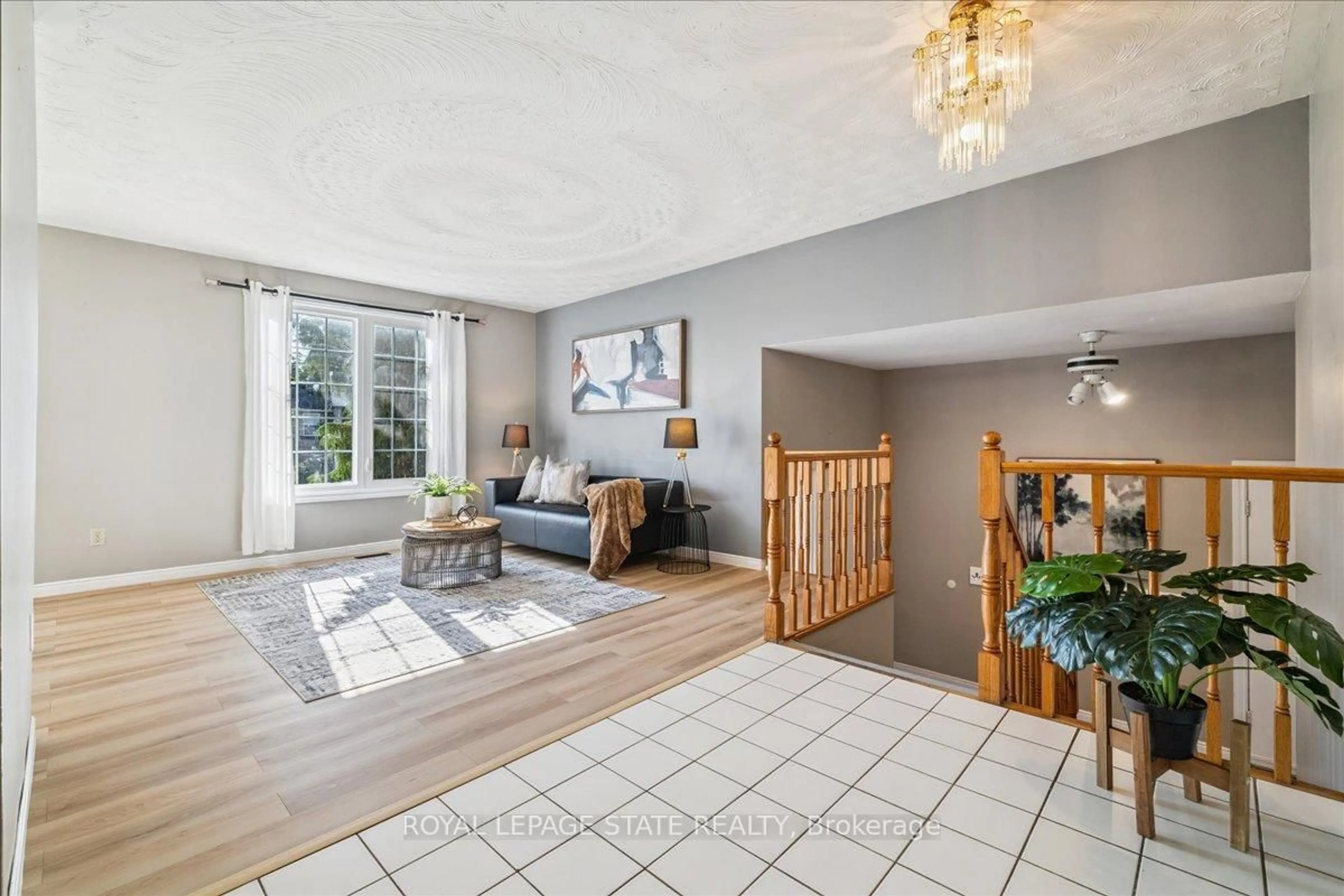 Living room with furniture, unknown for 640 Cochrane Rd, Hamilton Ontario L8K 3H8