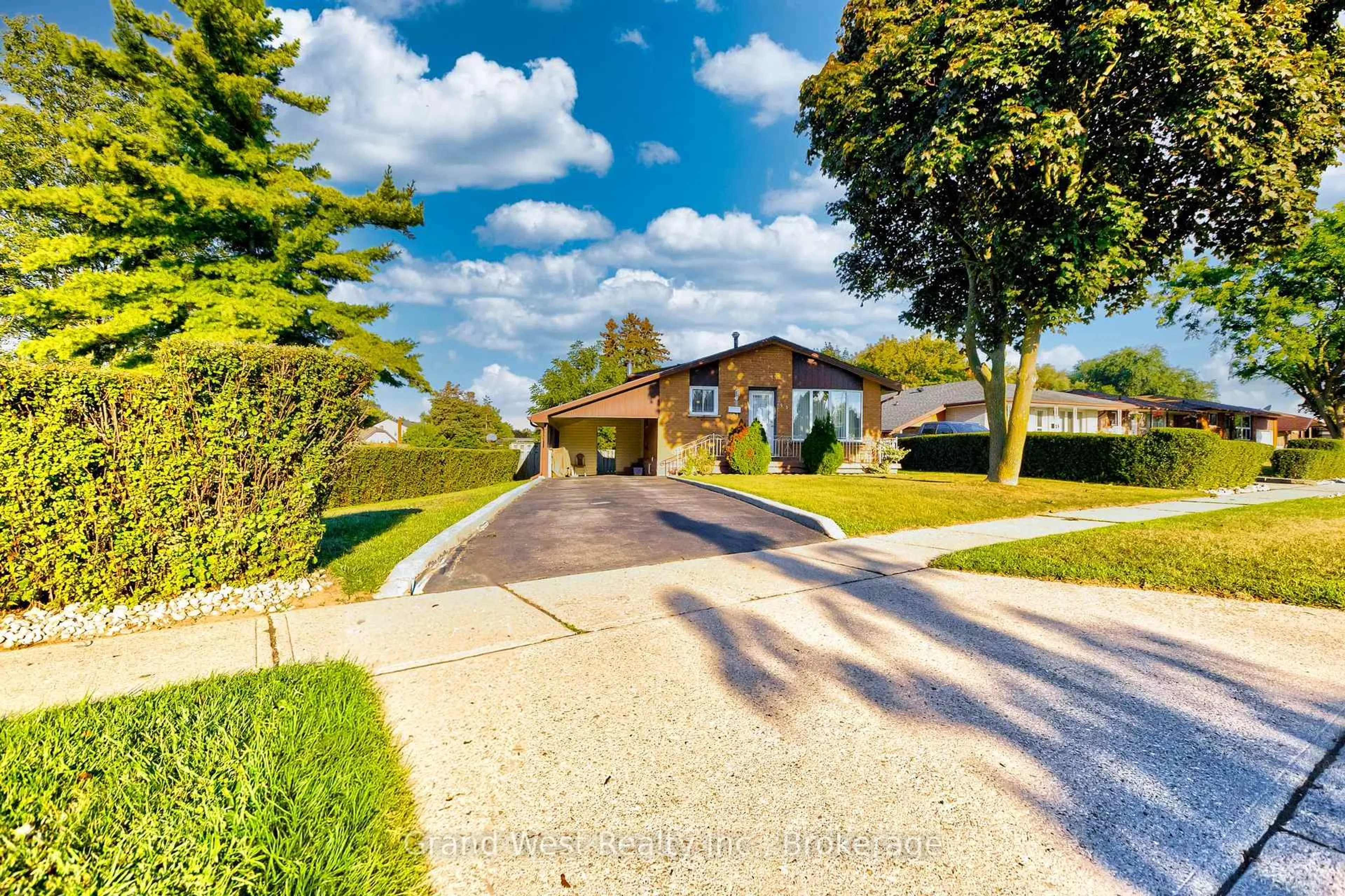 A pic from outside/outdoor area/front of a property/back of a property/a pic from drone, street for 53 MOSCRIP Rd, Cambridge Ontario N1R 5Y8