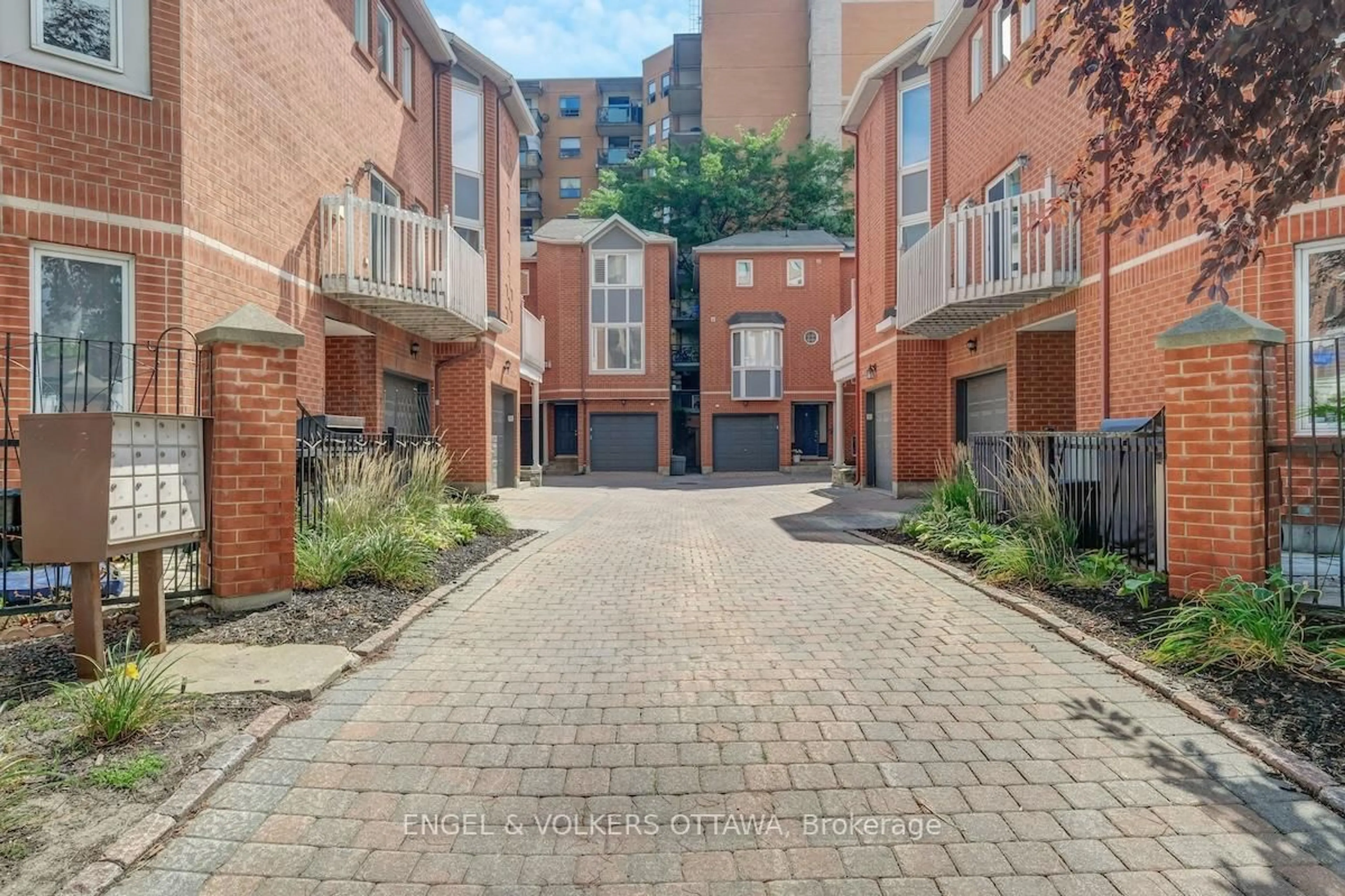 A pic from outside/outdoor area/front of a property/back of a property/a pic from drone, street for 6 Stockport Private, Ottawa Ontario K2P 2J3