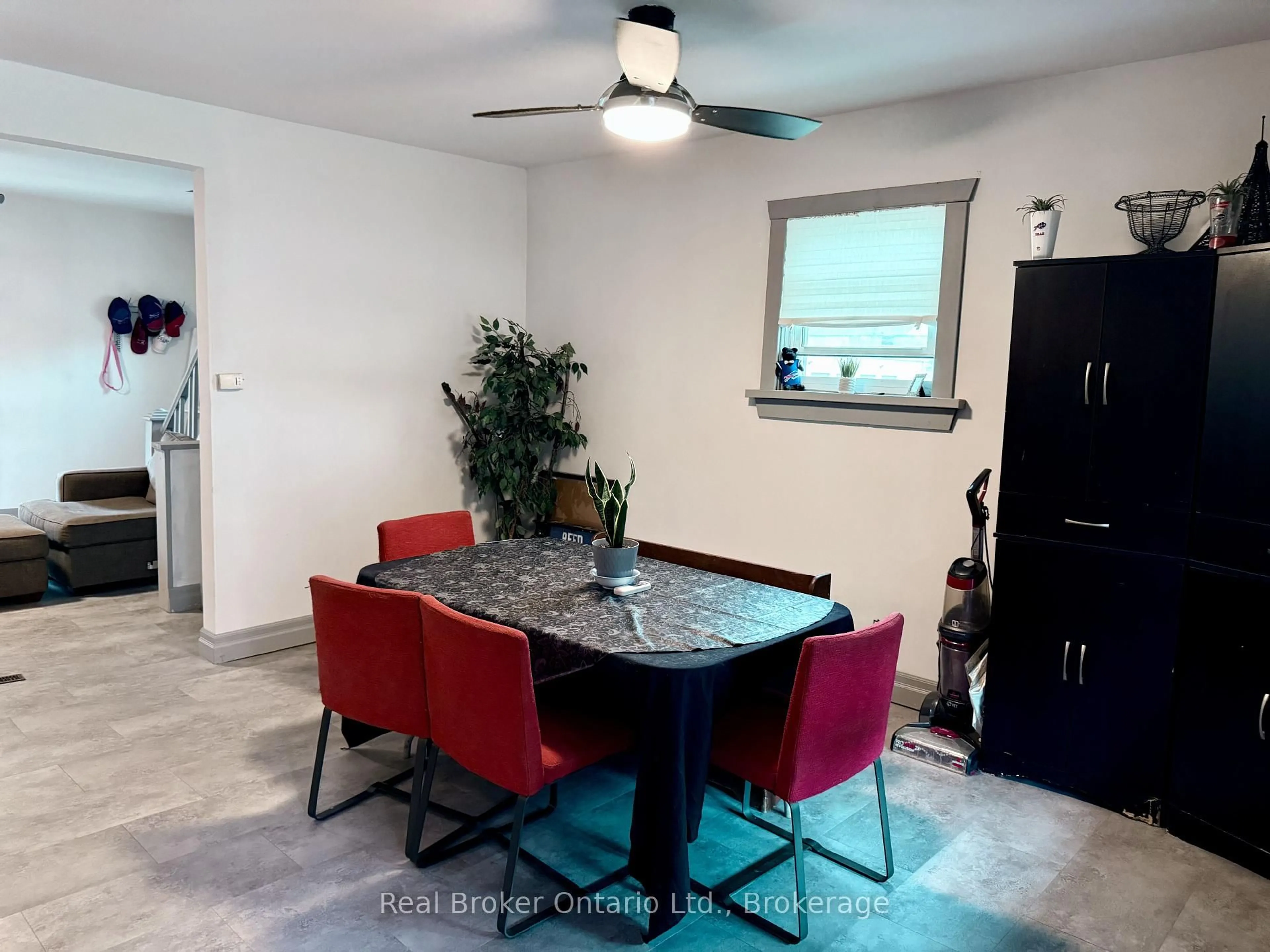 A pic of a room for 33 Cozy St, Welland Ontario L3B 4G7