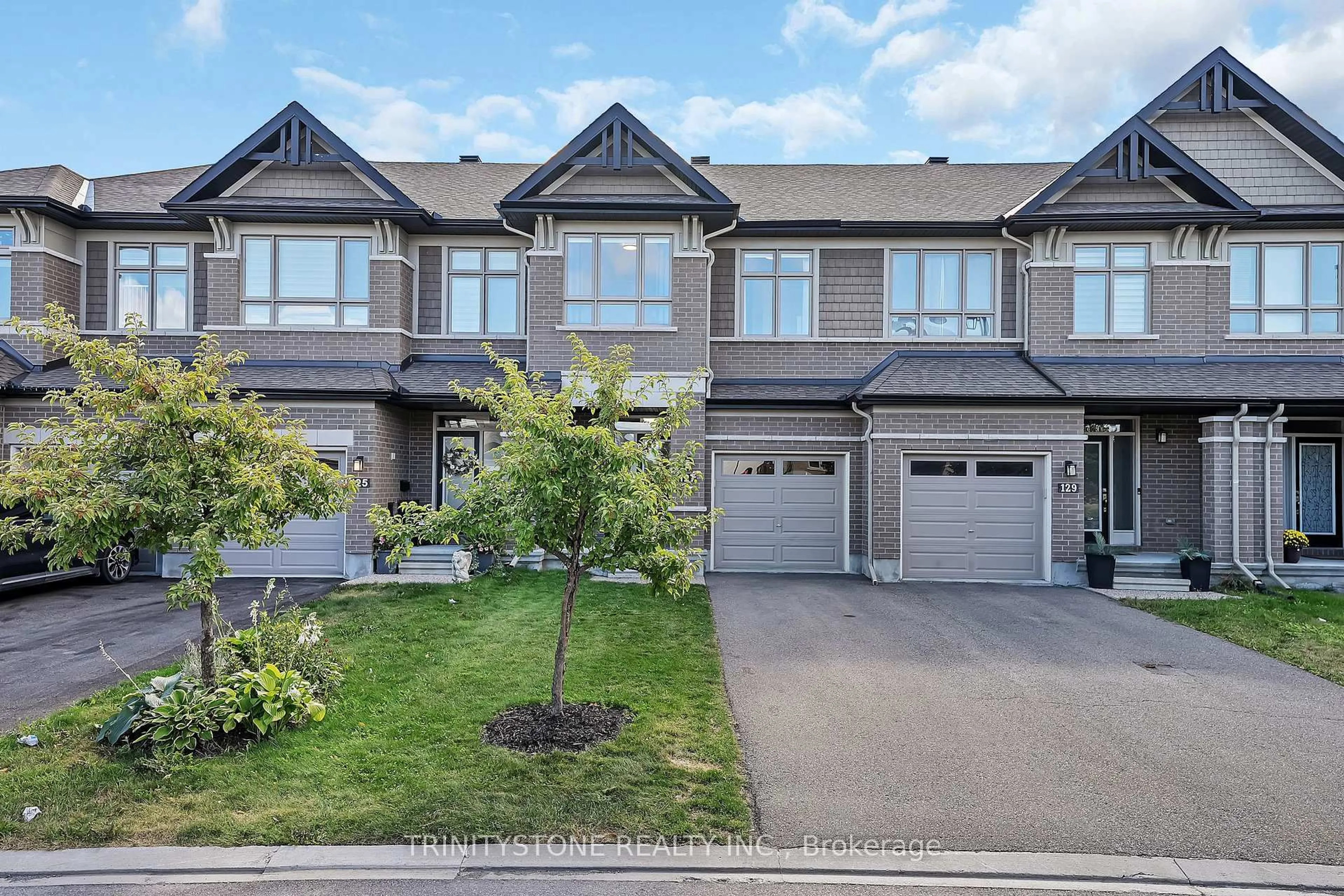 A pic from outside/outdoor area/front of a property/back of a property/a pic from drone, street for 127 Shinny Ave, Ottawa Ontario K2V 0G3