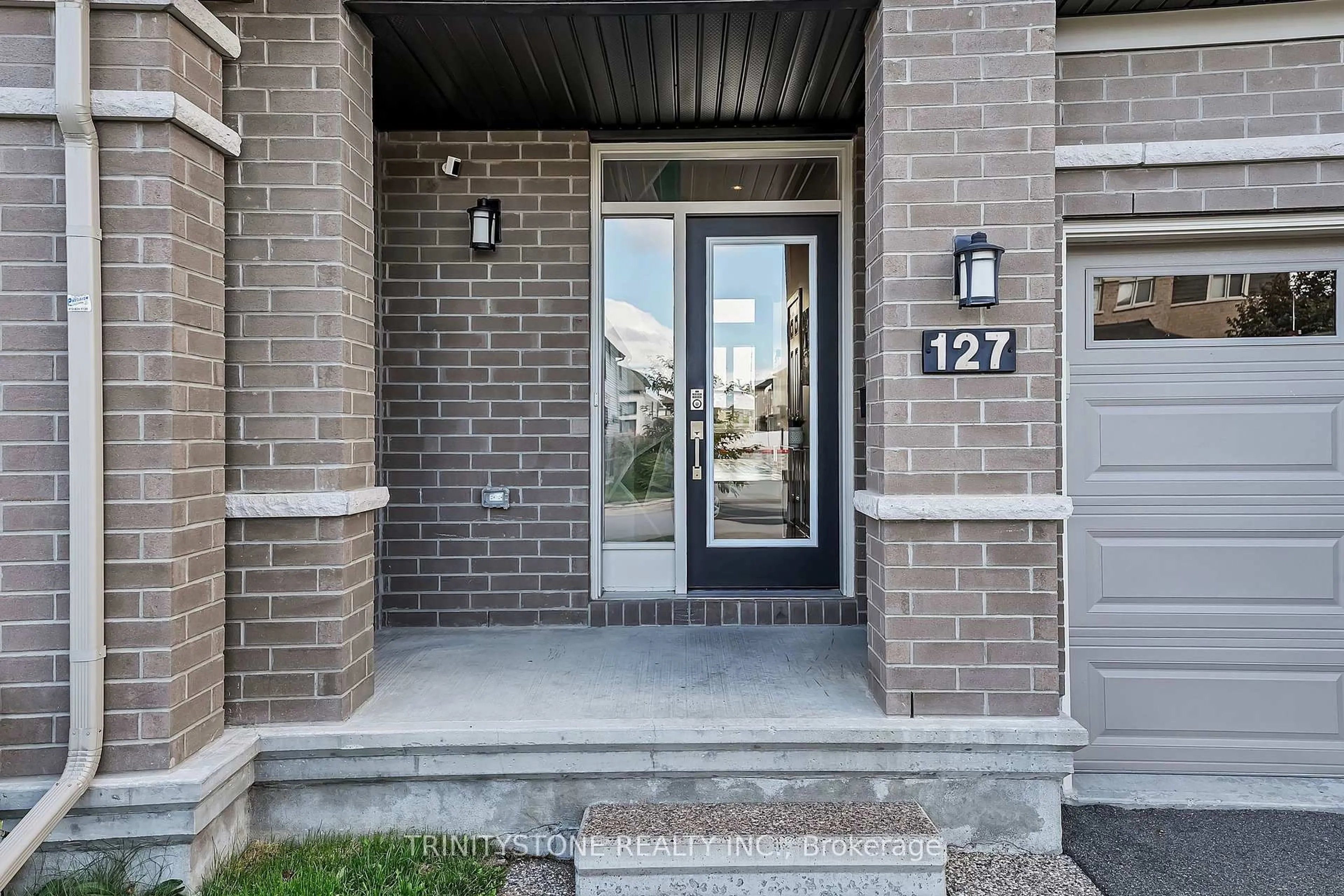 Indoor entryway for 127 Shinny Ave, Ottawa Ontario K2V 0G3