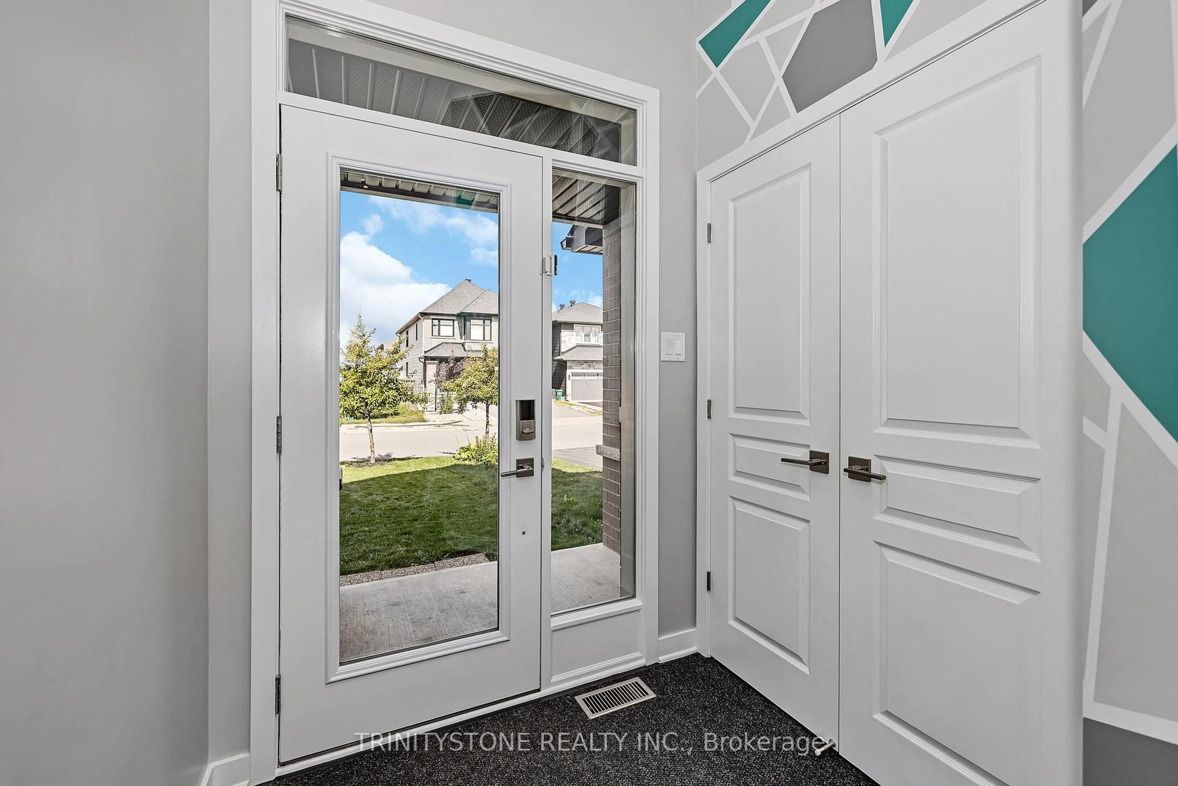Indoor entryway for 127 Shinny Ave, Ottawa Ontario K2V 0G3