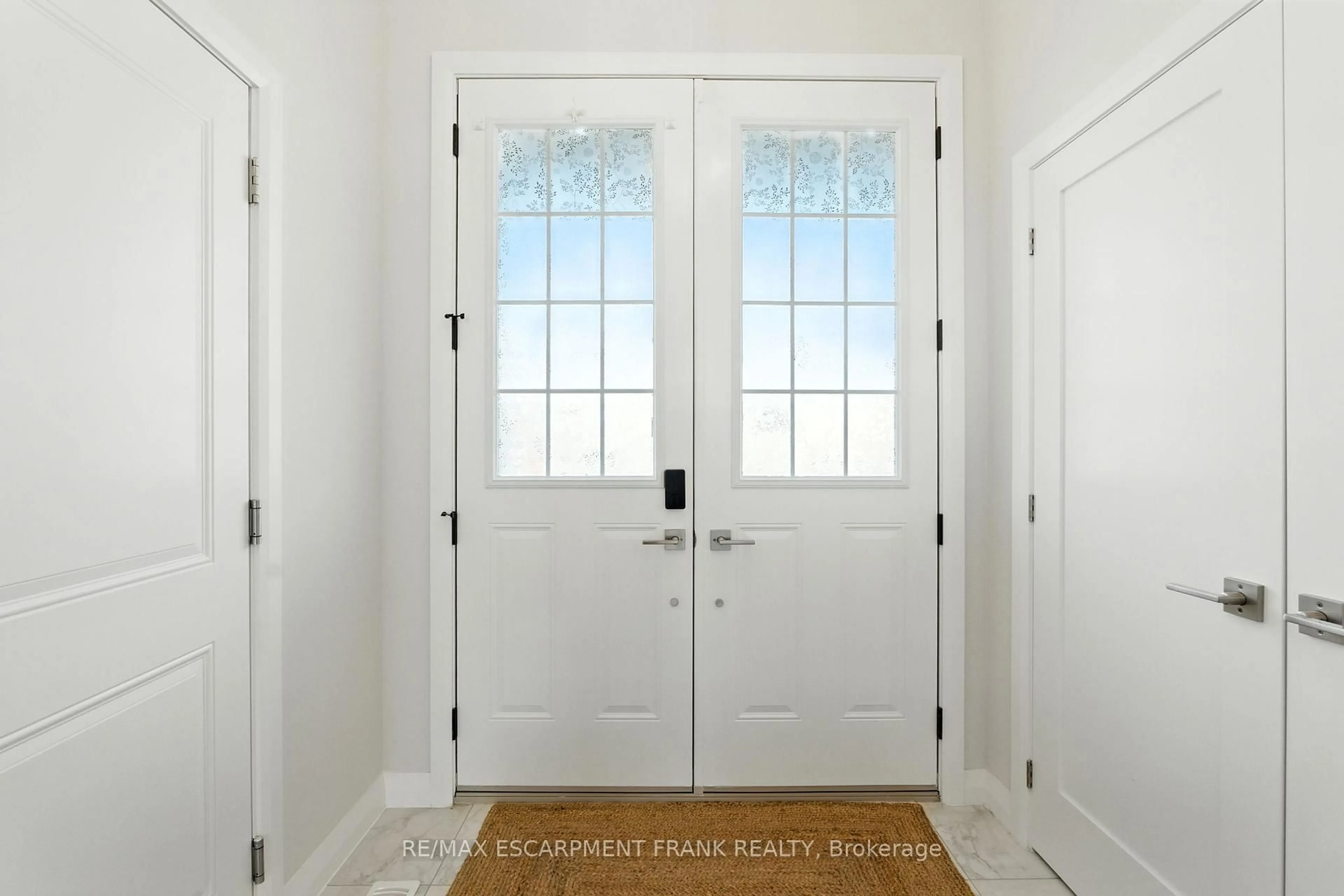 Indoor entryway for 5 CHERRY BLOSSOM Hts, Hamilton Ontario L9B 0E9