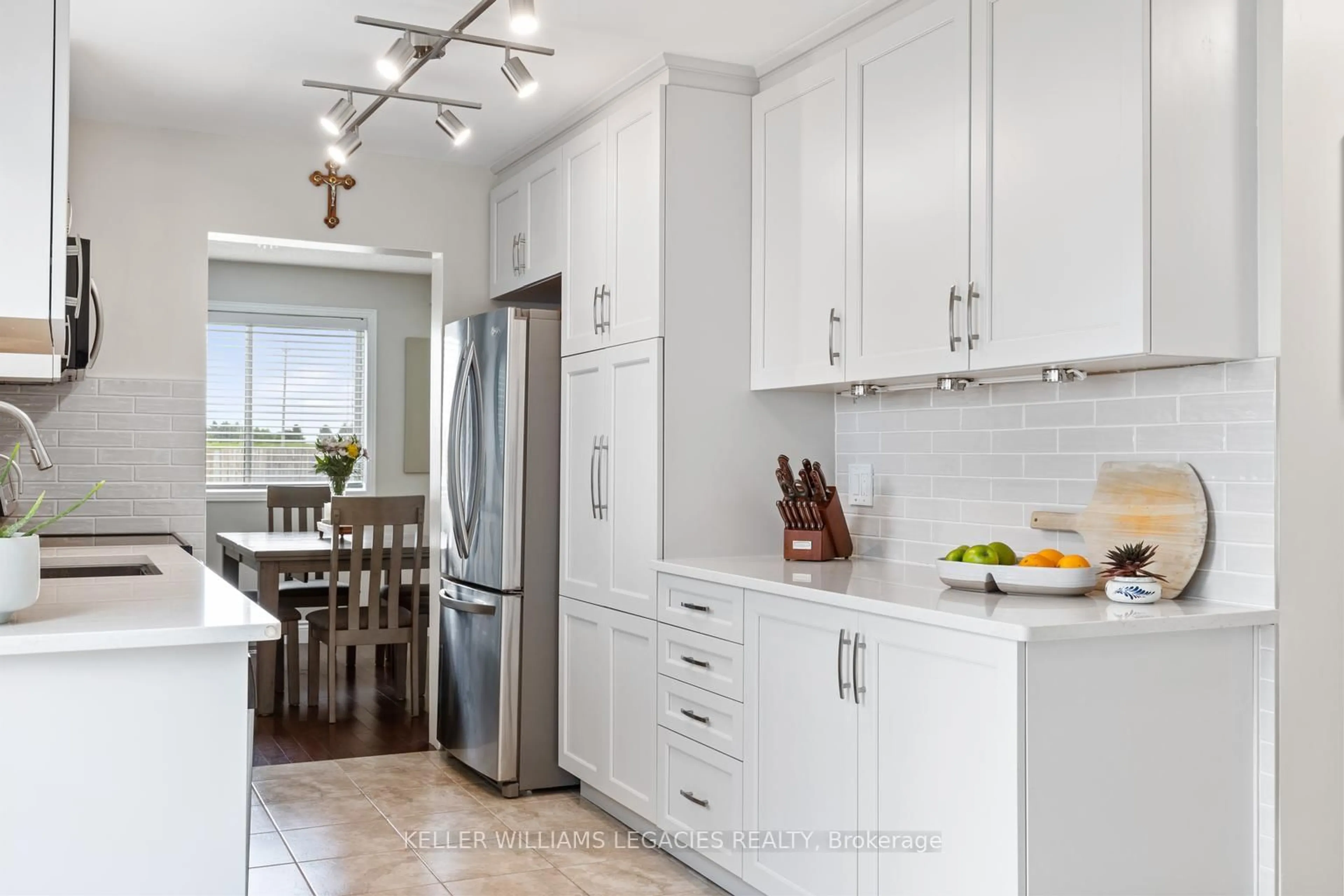 Open concept kitchen, ceramic/tile floor for 104 Dyer Crt, Cambridge Ontario N3C 4B9
