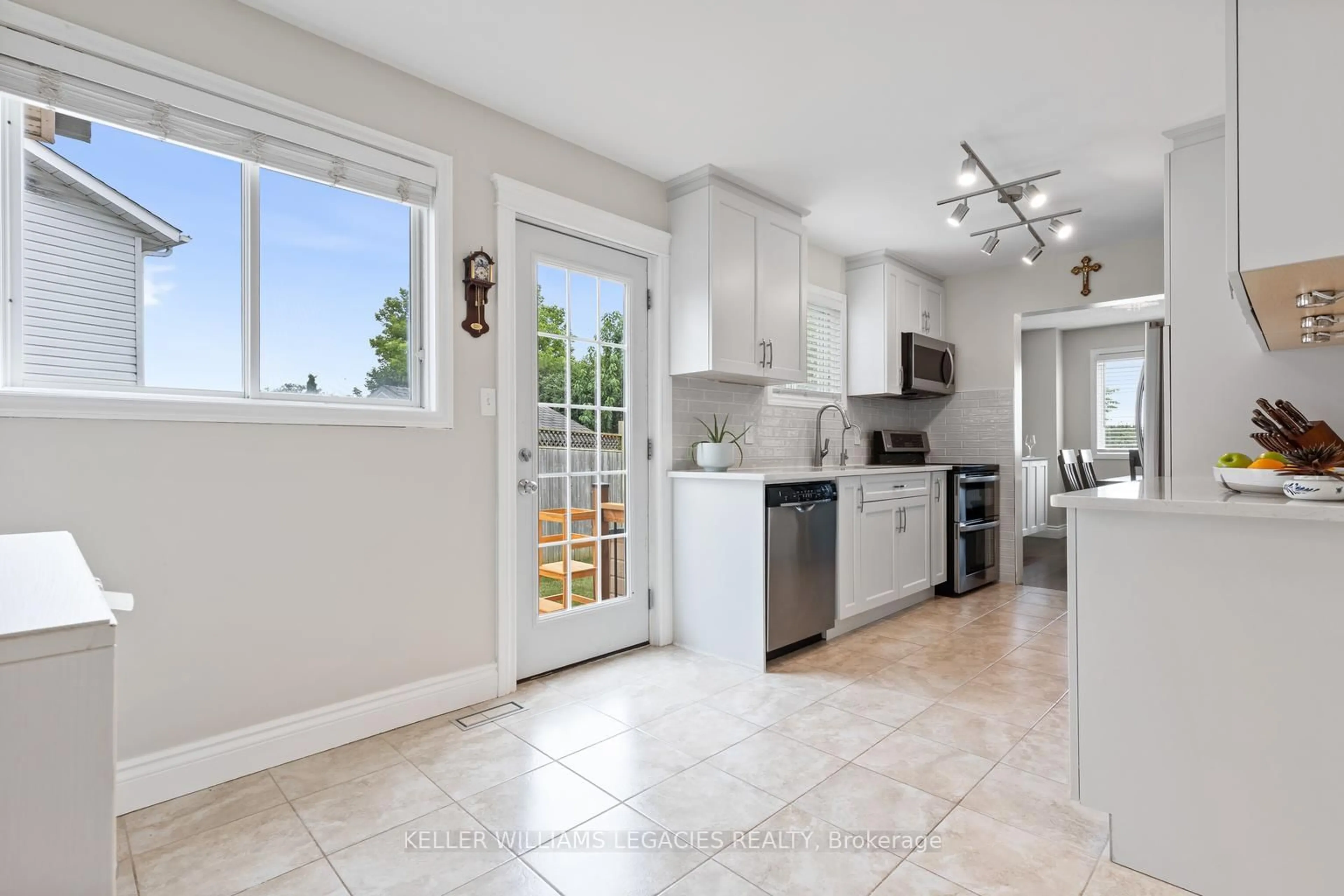 Open concept kitchen, ceramic/tile floor for 104 Dyer Crt, Cambridge Ontario N3C 4B9