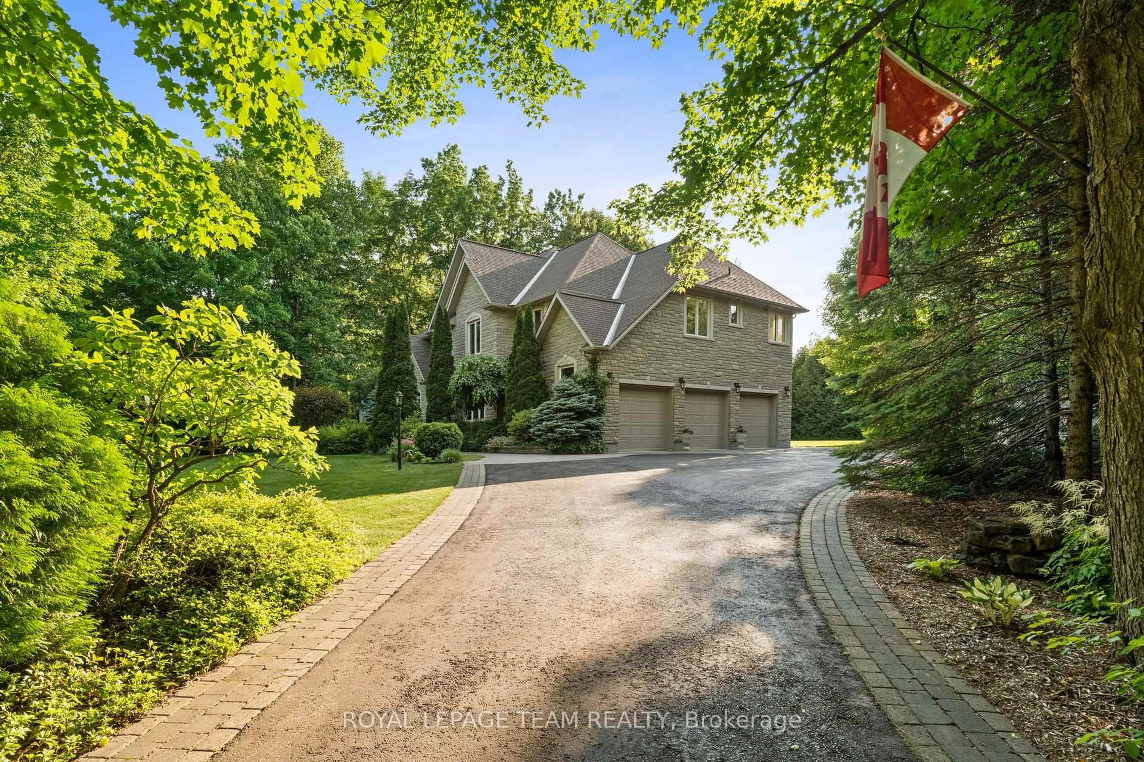 A pic from outside/outdoor area/front of a property/back of a property/a pic from drone, street for 6005 Earlscourt Cres, Ottawa Ontario K4M 1K2