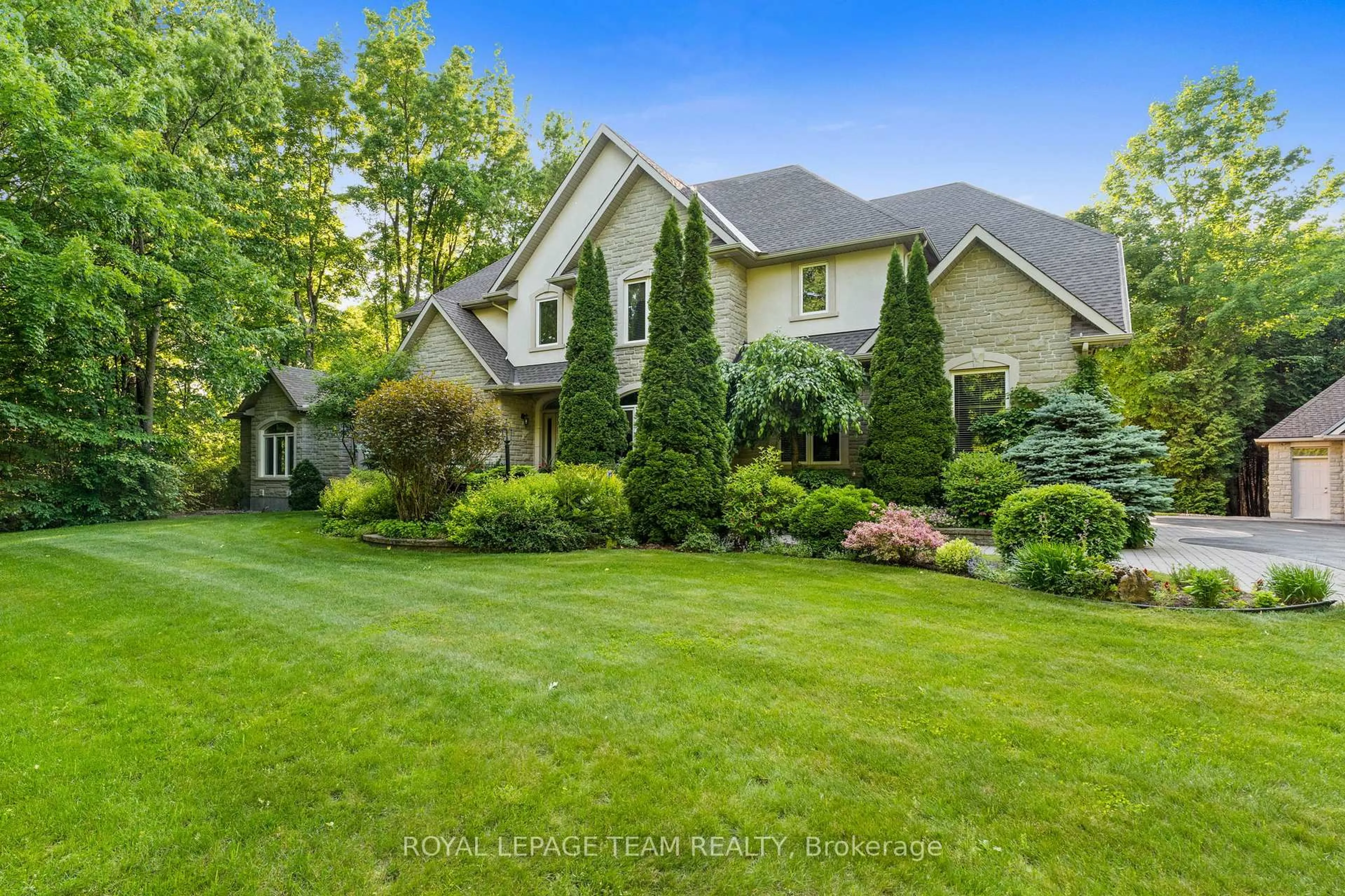 A pic from outside/outdoor area/front of a property/back of a property/a pic from drone, unknown for 6005 Earlscourt Cres, Ottawa Ontario K4M 1K2