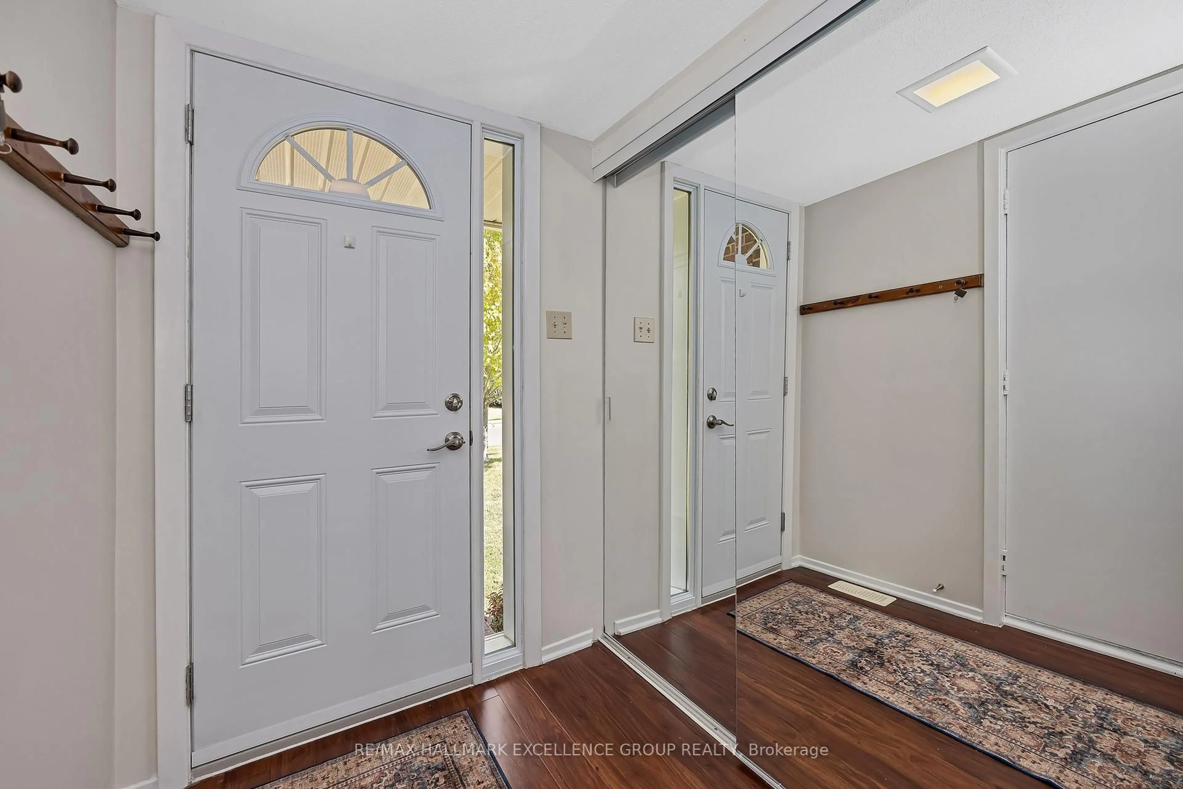 Indoor entryway for 102F Valley Stream Dr, Ottawa Ontario K2H 9E1