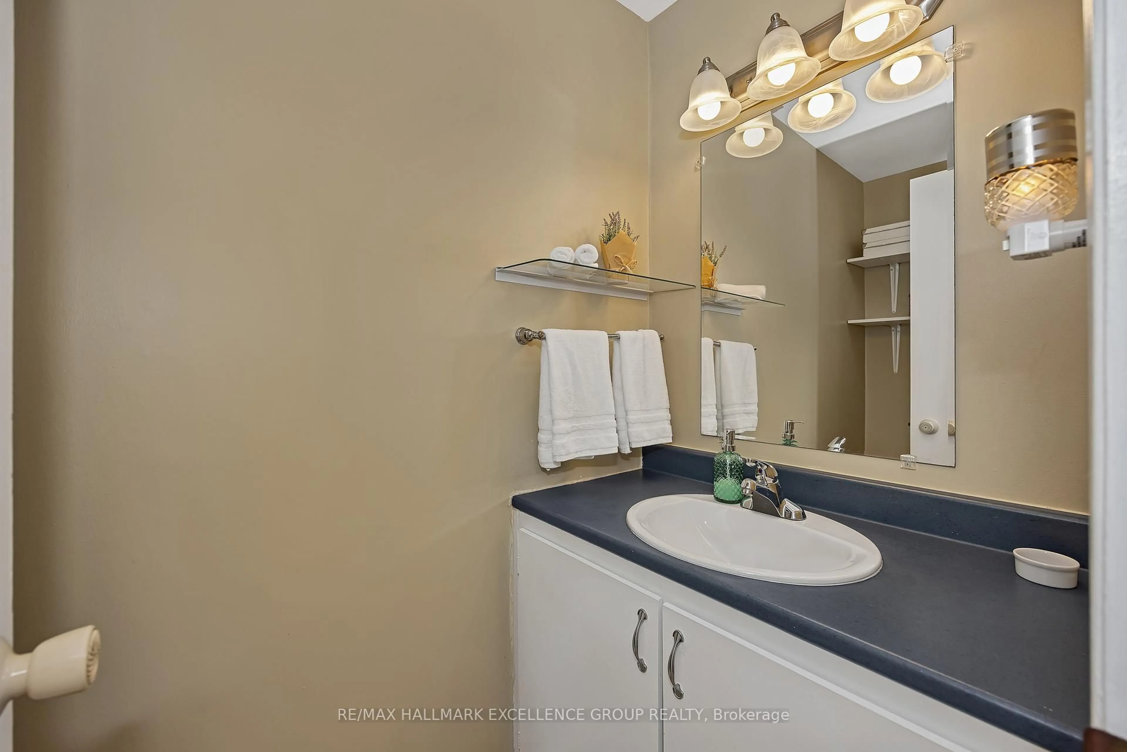 Standard bathroom, ceramic/tile floor for 102F Valley Stream Dr, Ottawa Ontario K2H 9E1