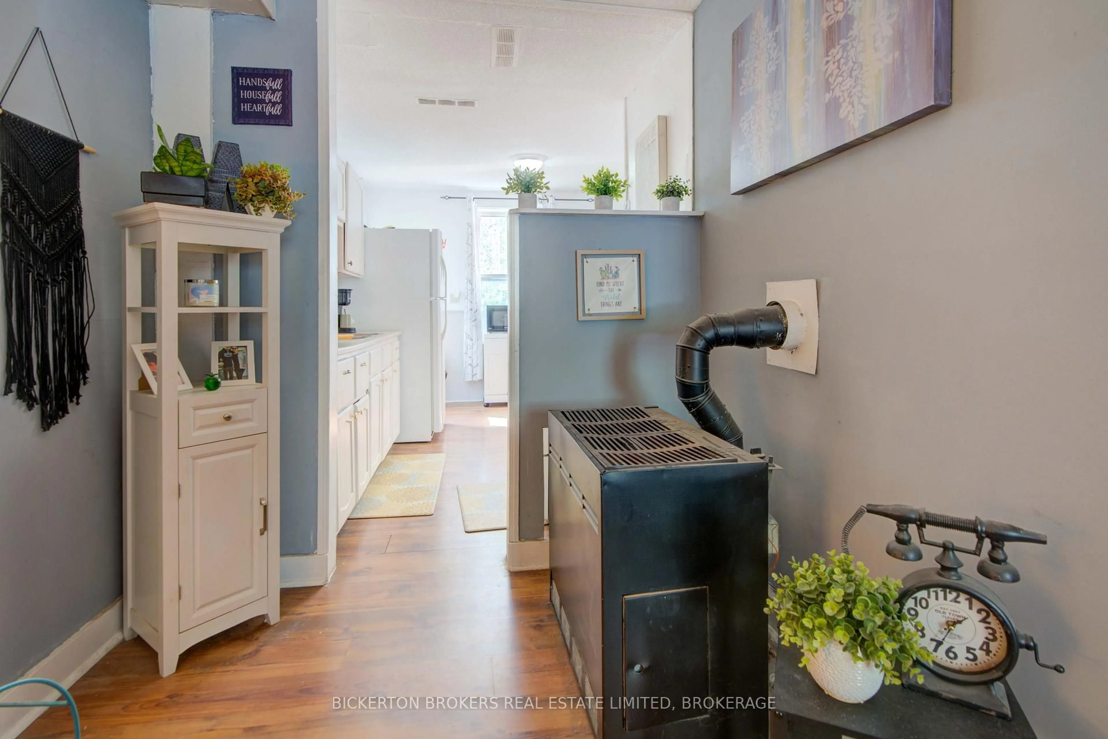 Indoor entryway for 212-214 Garden St, Gananoque Ontario K7G 1J2