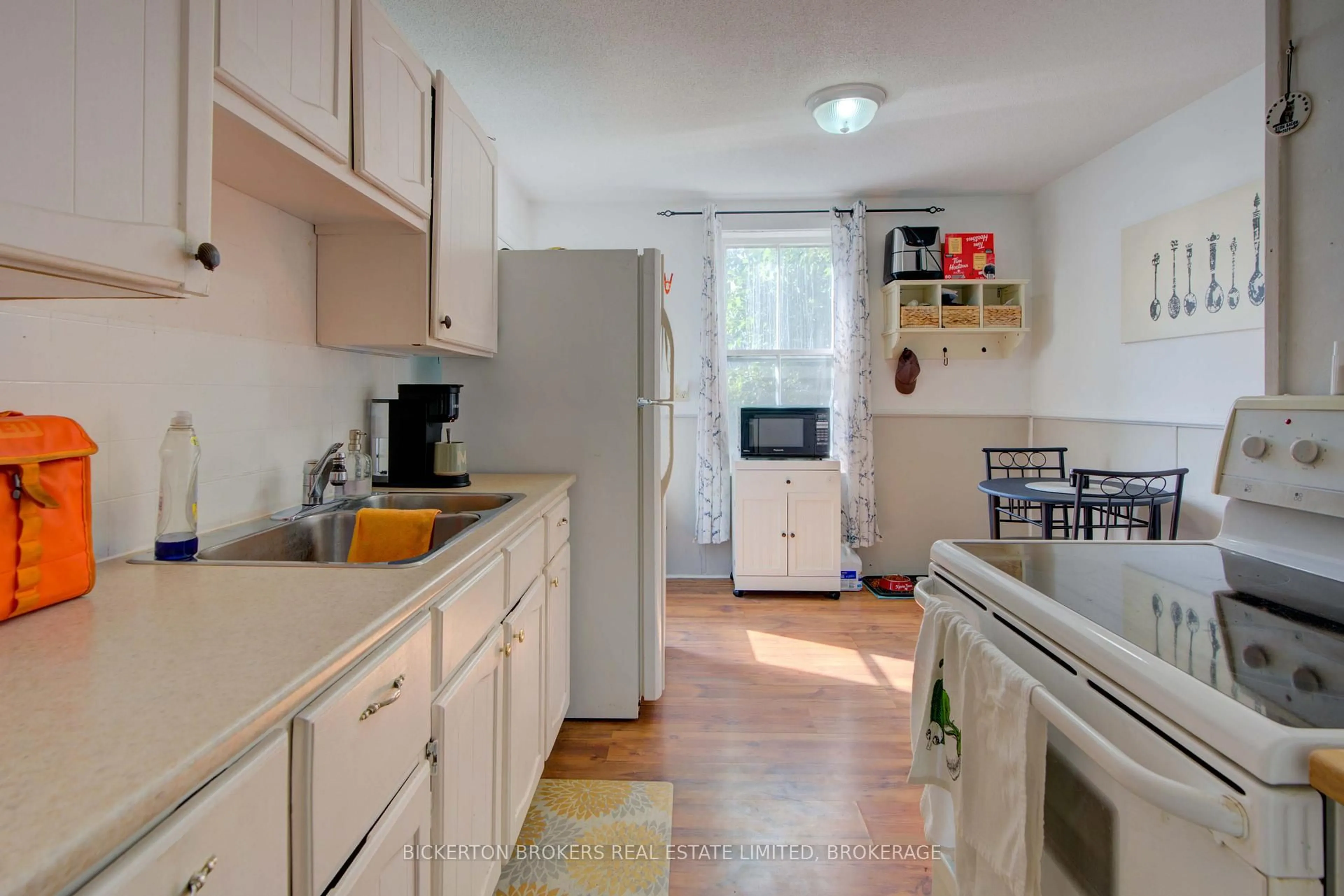 Standard kitchen, unknown for 212-214 Garden St, Gananoque Ontario K7G 1J2