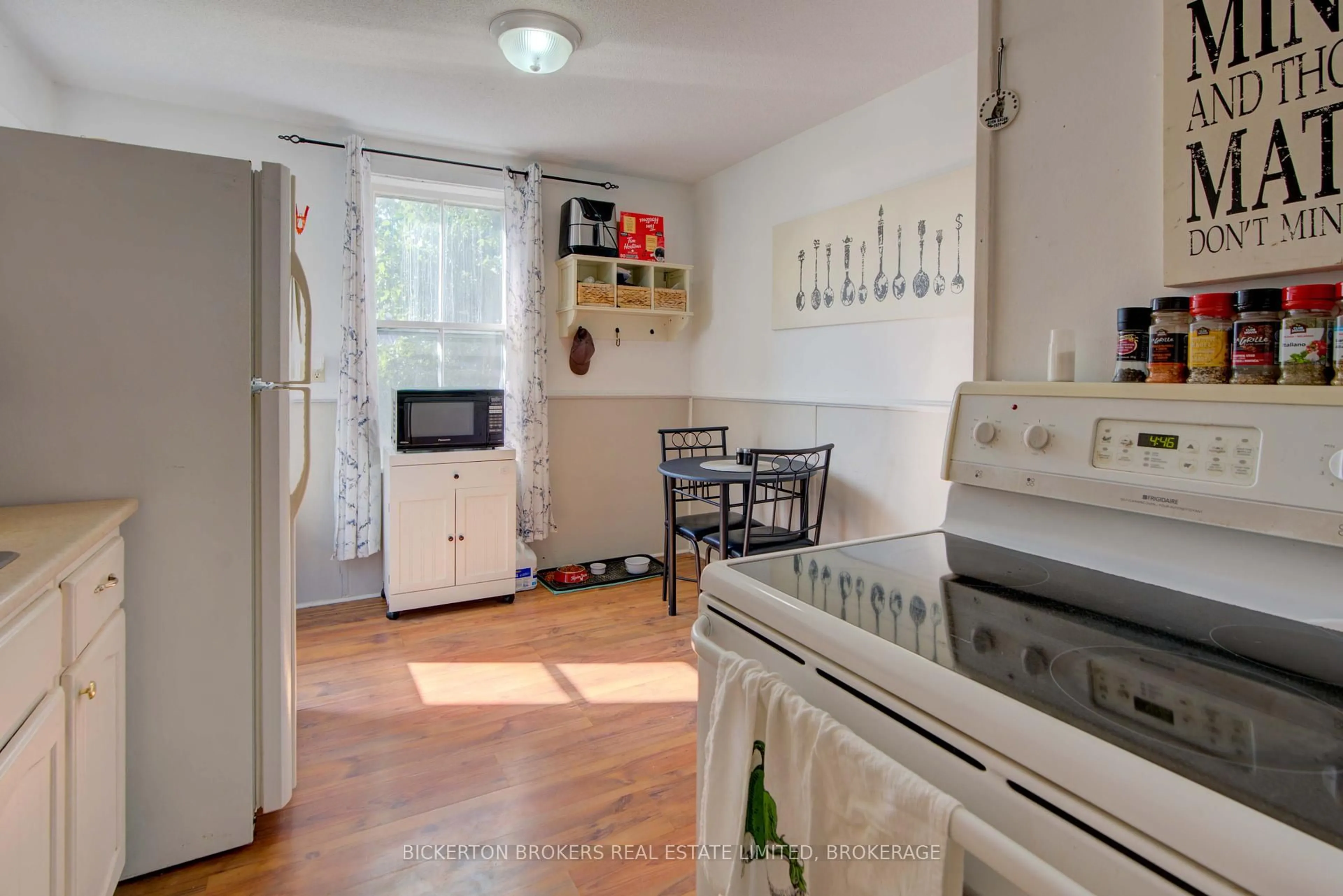 Standard kitchen, unknown for 212-214 Garden St, Gananoque Ontario K7G 1J2