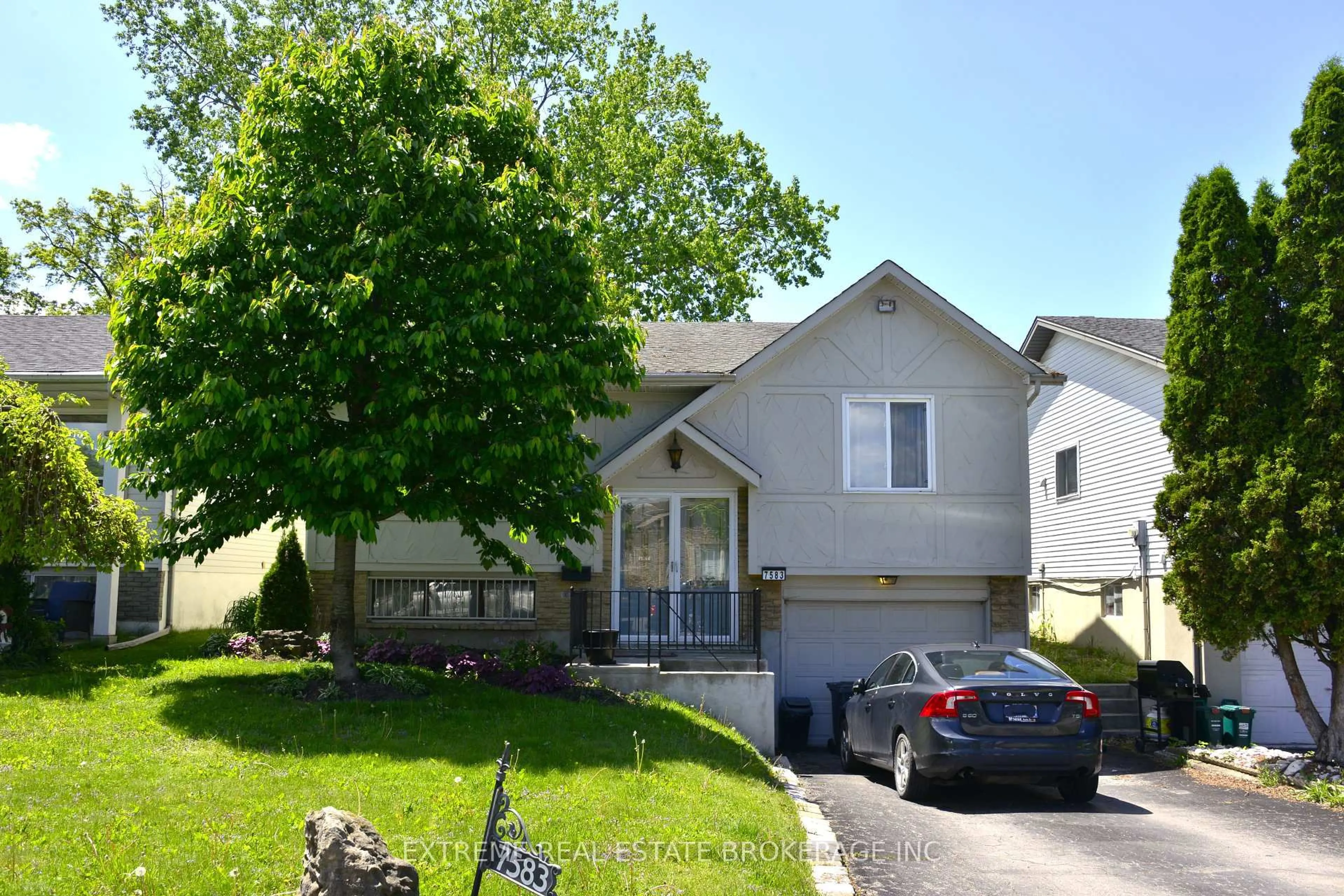 Home with vinyl exterior material, street for 7583 Rainbow Cres, Niagara Falls Ontario L2G 7K5