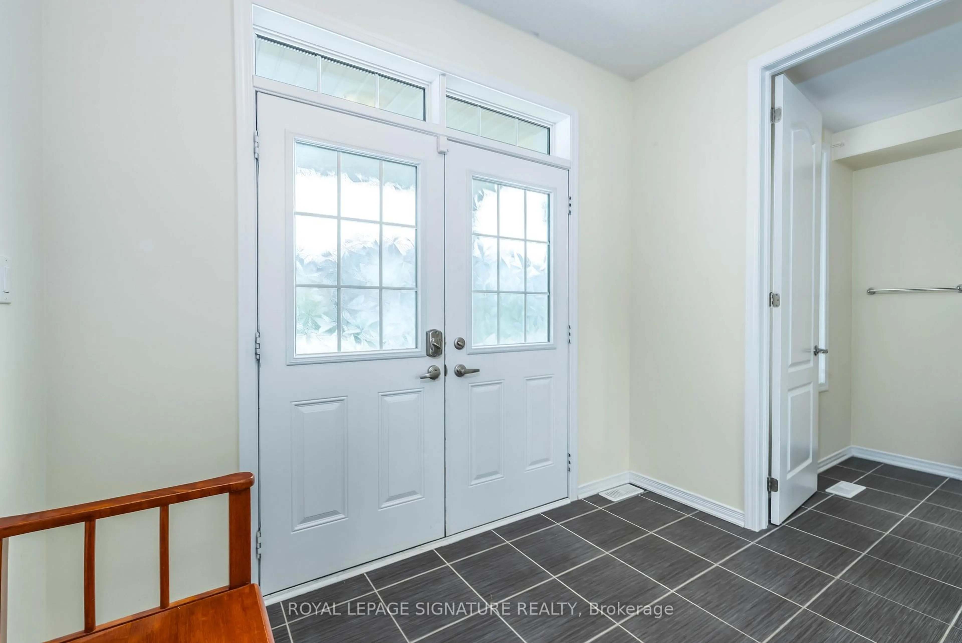 Indoor entryway for 11 Fleming Cres, Haldimand Ontario N3W 0C4