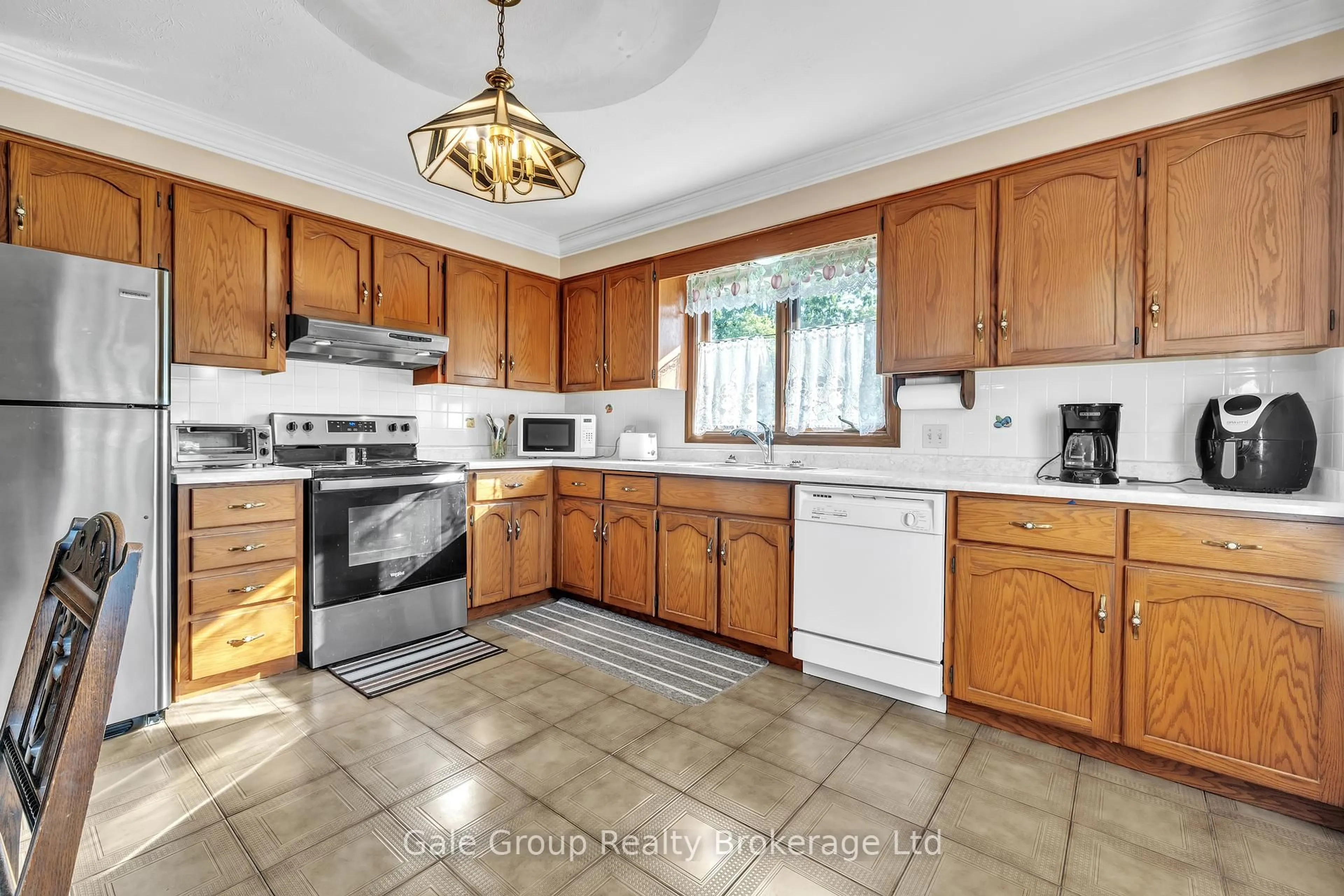Standard kitchen, ceramic/tile floor for 81 BEE St, Woodstock Ontario N4S 3Z2