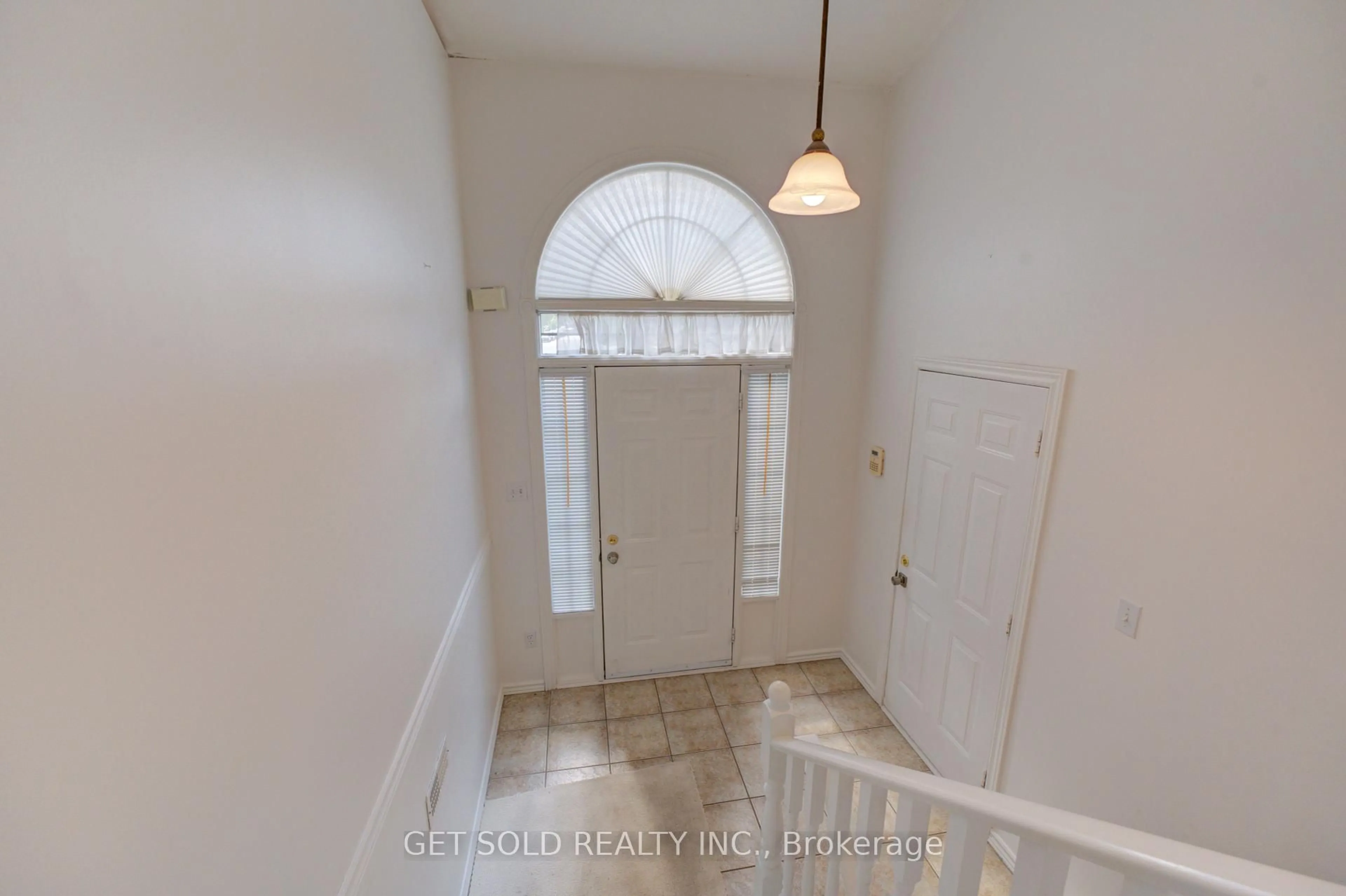 Indoor entryway for 40 Jo Whitney Crt, Brantford Ontario N3T 6N9