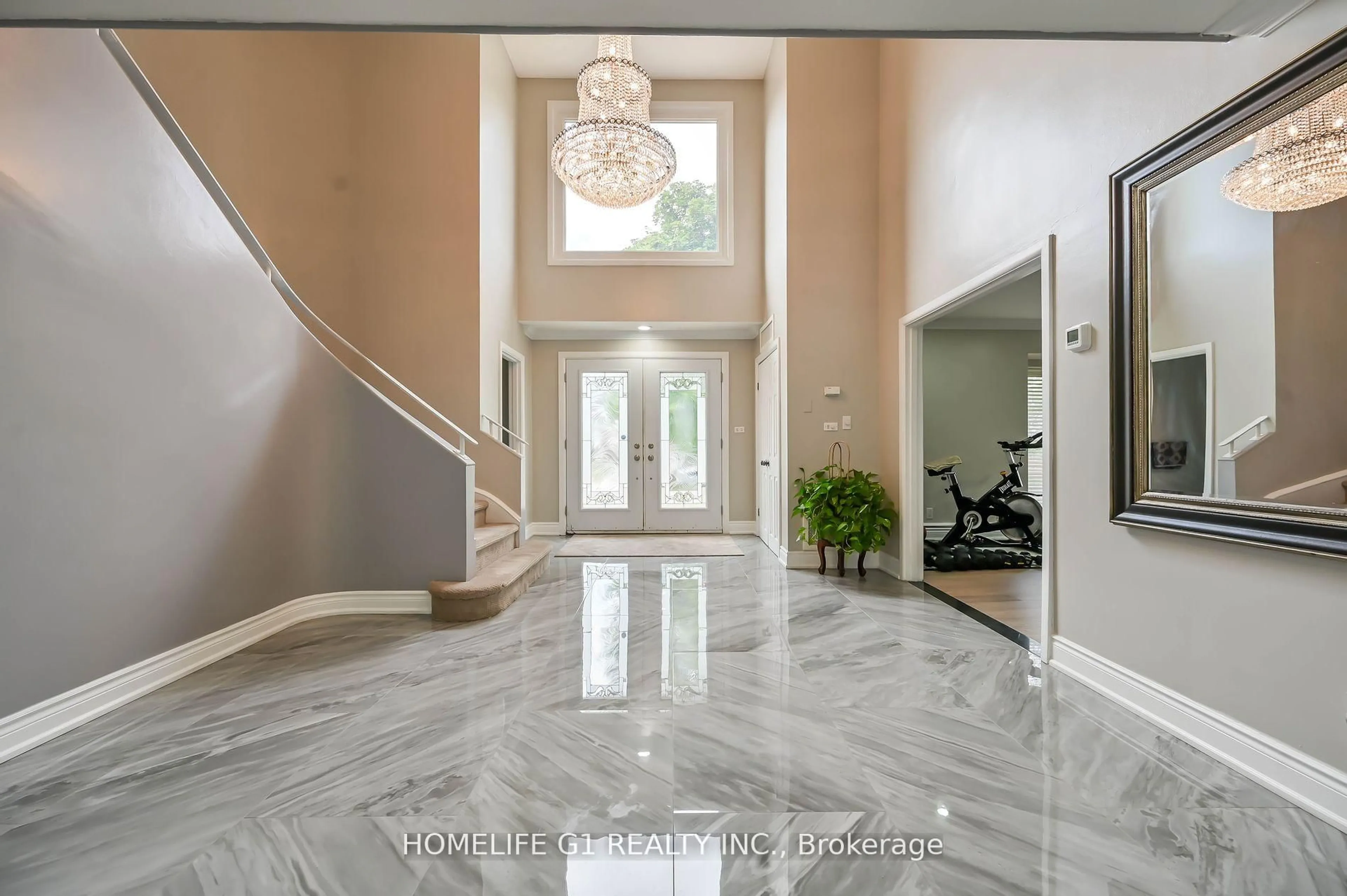 Indoor foyer for 10 Douglas Pl, Hamilton Ontario L8G 1M6