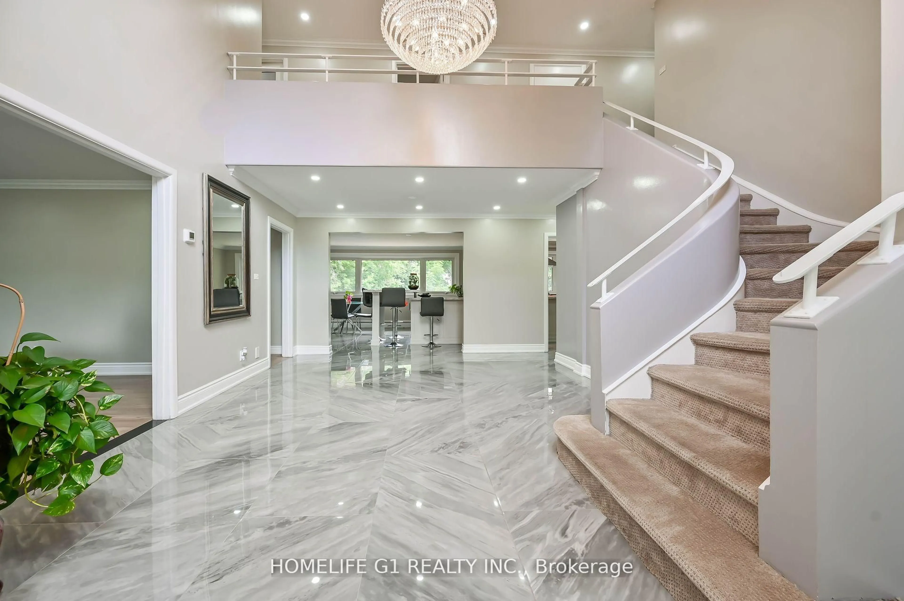 Indoor foyer for 10 Douglas Pl, Hamilton Ontario L8G 1M6
