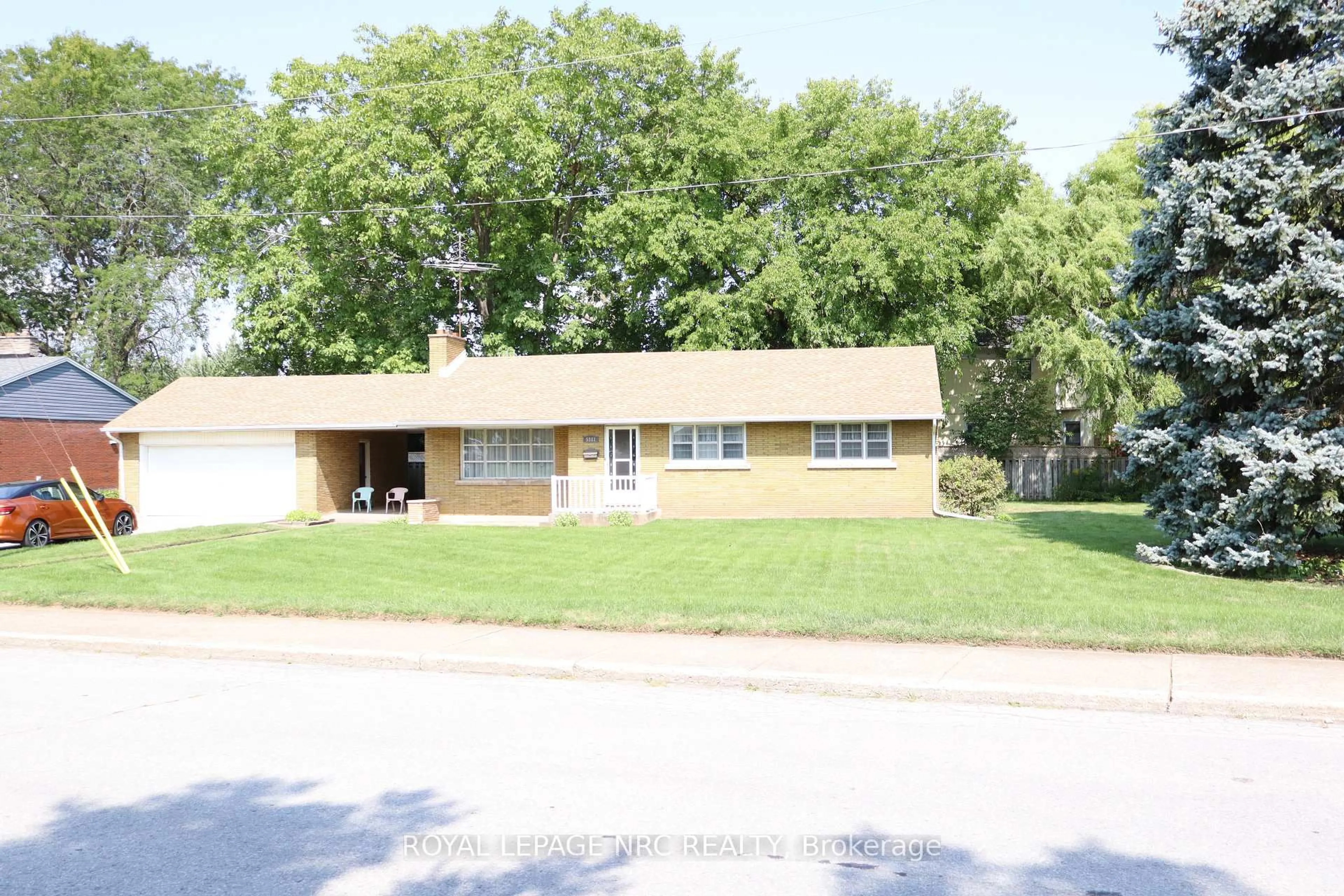 Home with brick exterior material, street for 5881 BRITANNIA Cres, Niagara Falls Ontario L2G 1C2