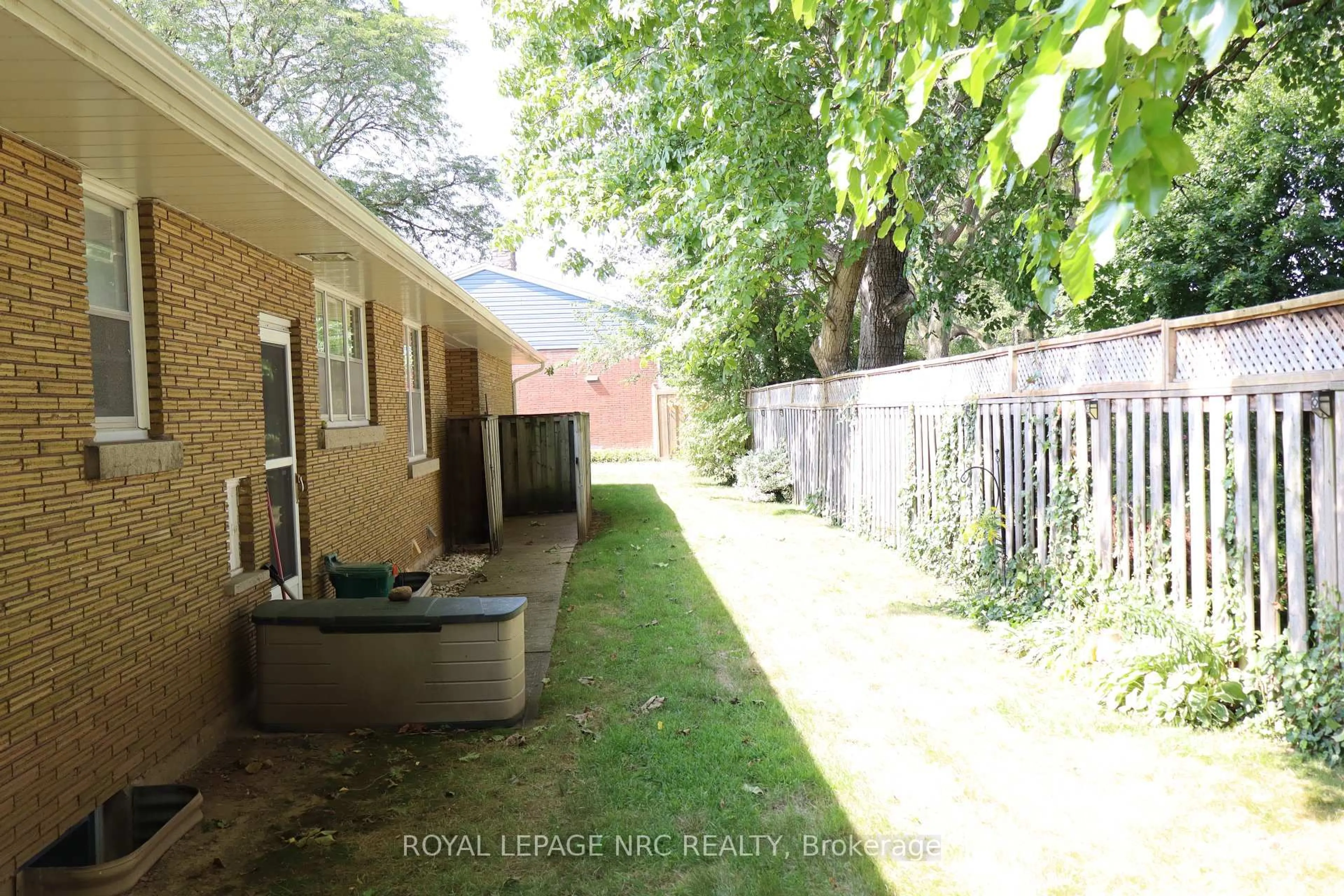 Patio, street for 5881 BRITANNIA Cres, Niagara Falls Ontario L2G 1C2