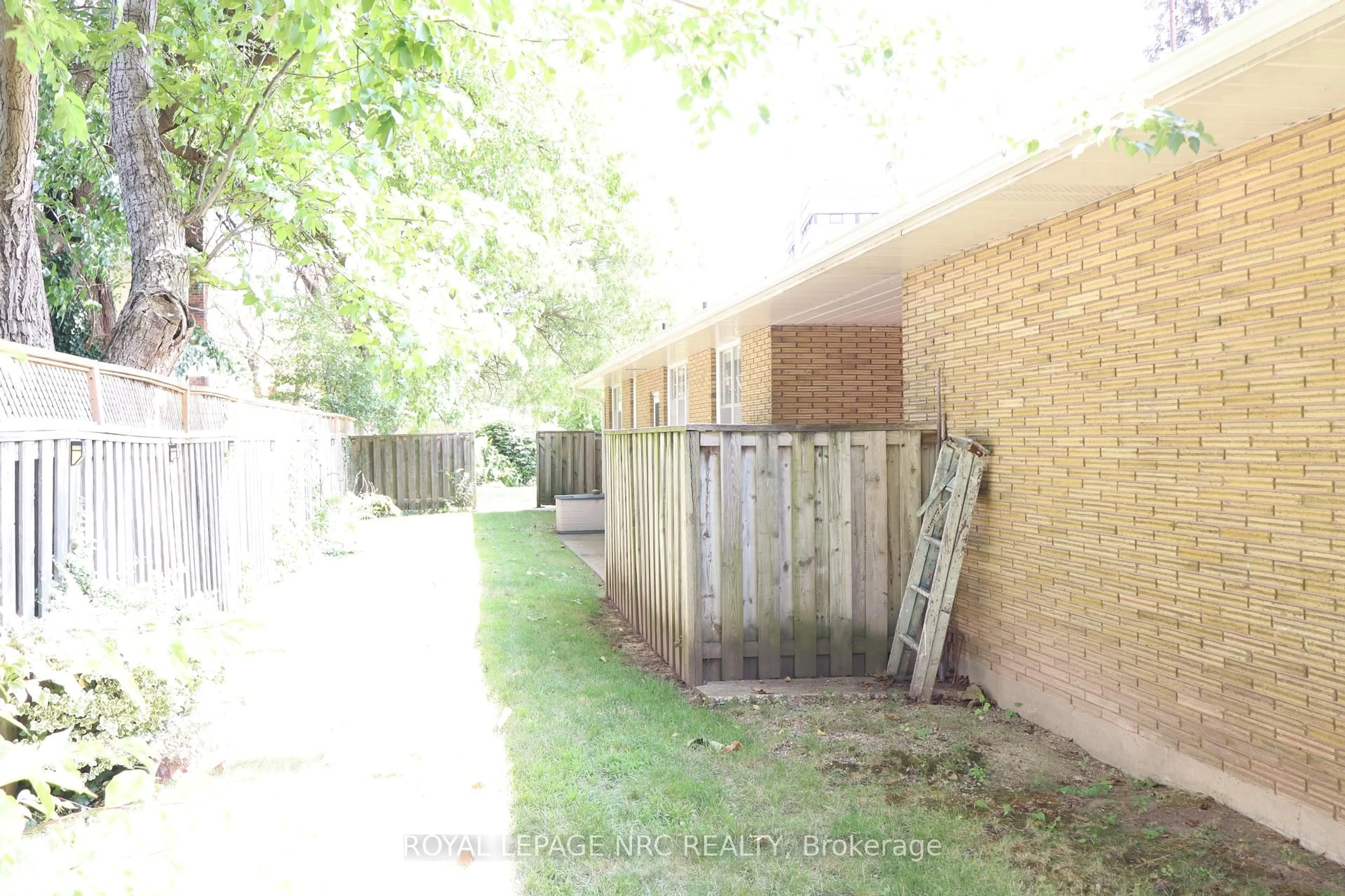 Patio, street for 5881 BRITANNIA Cres, Niagara Falls Ontario L2G 1C2