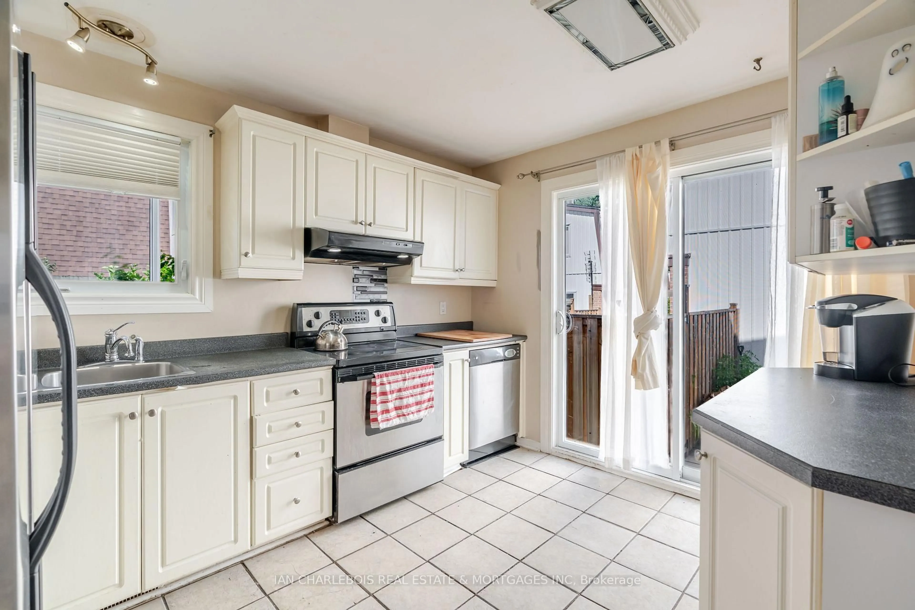 Standard kitchen, ceramic/tile floor for 837 Eastvale Dr #31, Ottawa Ontario K1J 7T5