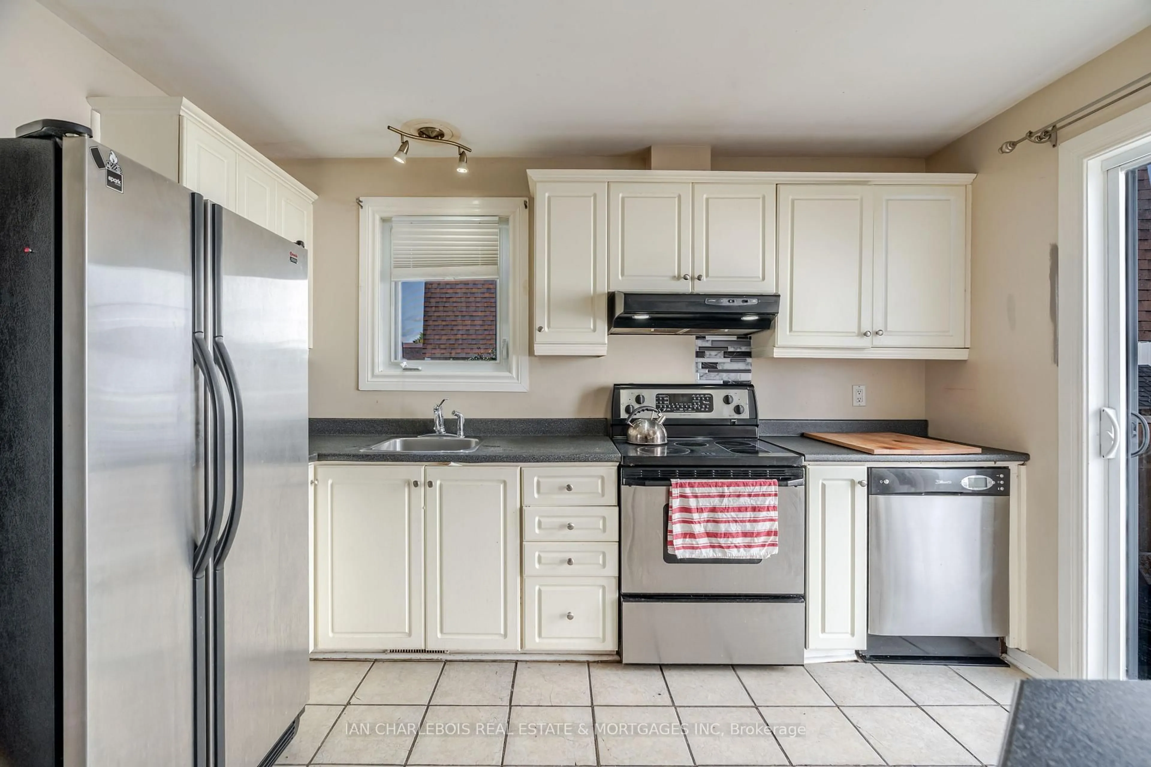 Standard kitchen, ceramic/tile floor for 837 Eastvale Dr #31, Ottawa Ontario K1J 7T5