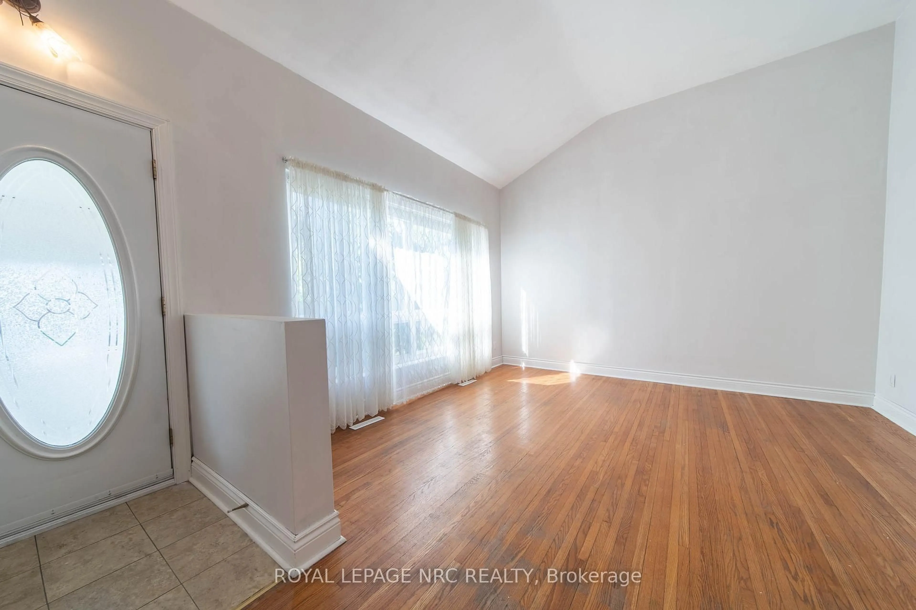 A pic of a room for 6809 Jill Dr, Niagara Falls Ontario L2G 3J4