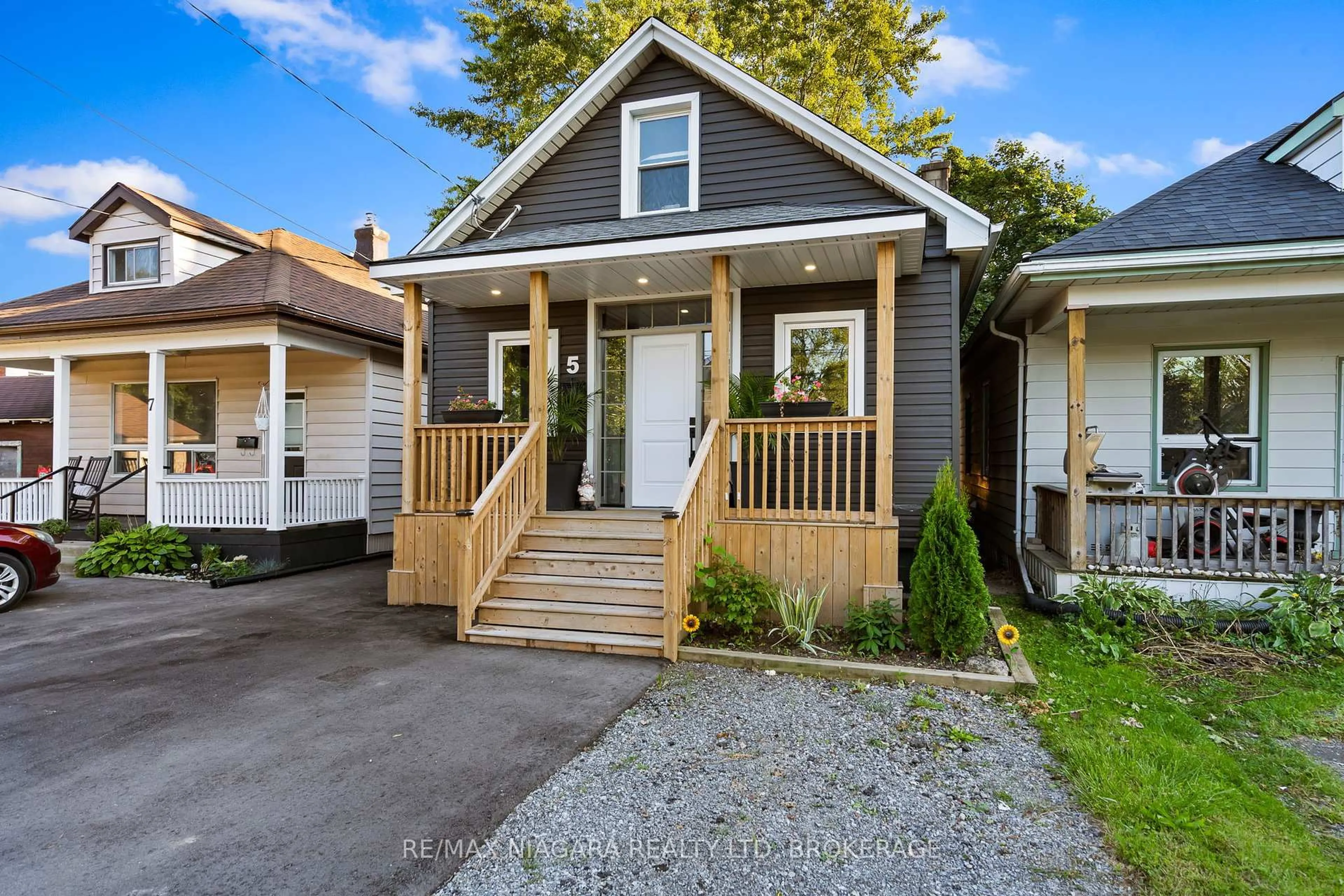 Home with vinyl exterior material, street for 5 Cady St, Welland Ontario L3B 4B5