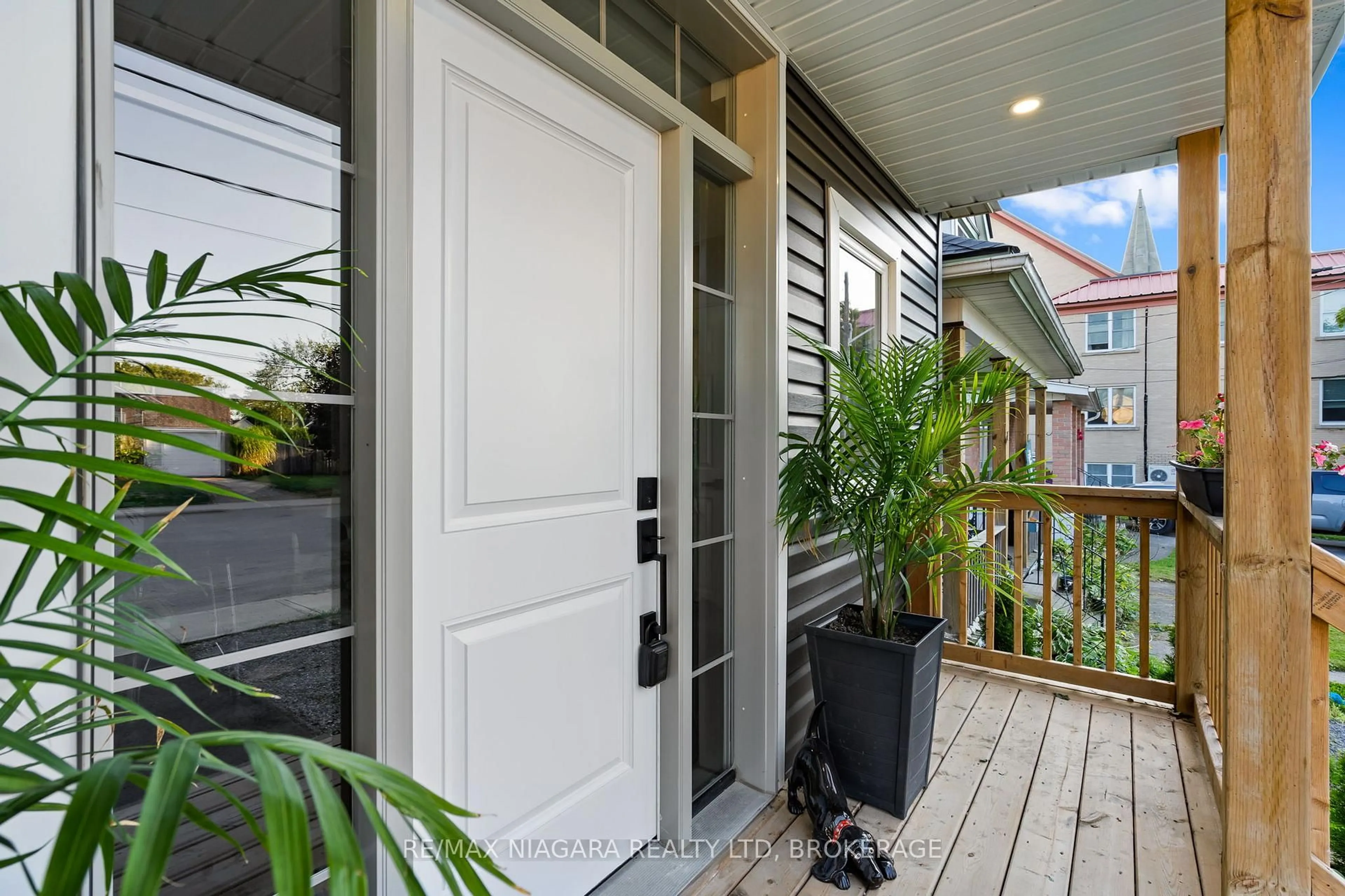 Indoor entryway for 5 Cady St, Welland Ontario L3B 4B5